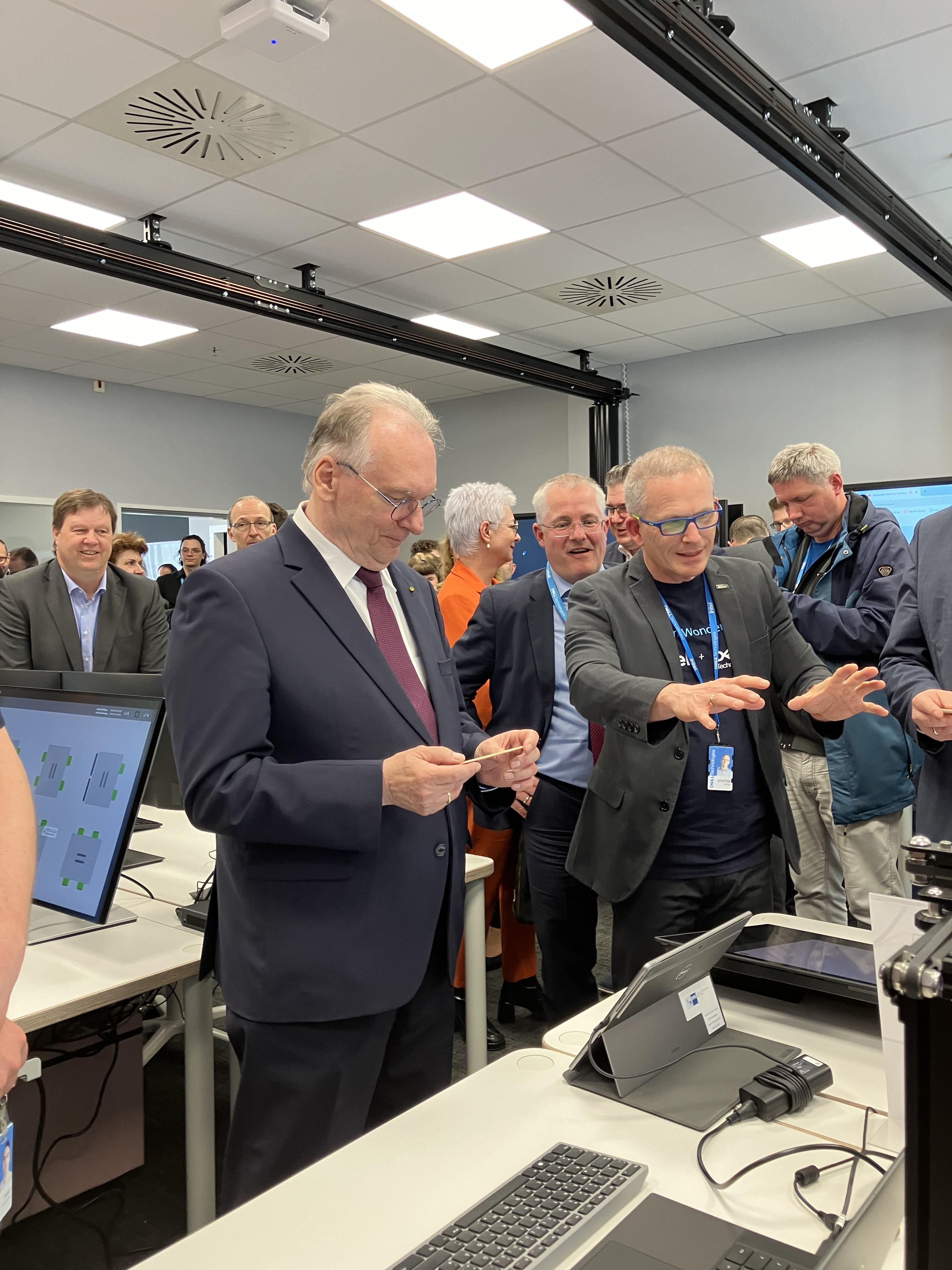 Ministerpräsident Haseloff begutachtet das Ergebnis eines 3D-Druckes