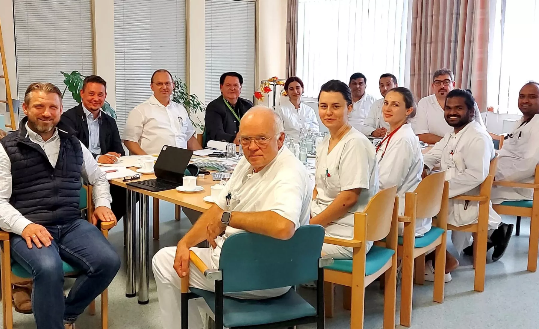Zu einem fast zweistündigen informativen Austausch trafen sich junge internationale Mediziner mit dem Bürgermeister der Stadt Calbe, Geschäftsführer der CWG, Vertretern des IQ-Netzwerk Sachsen-Anhalt sowie der Leitung des Saale-Krankenhauses in Calbe.