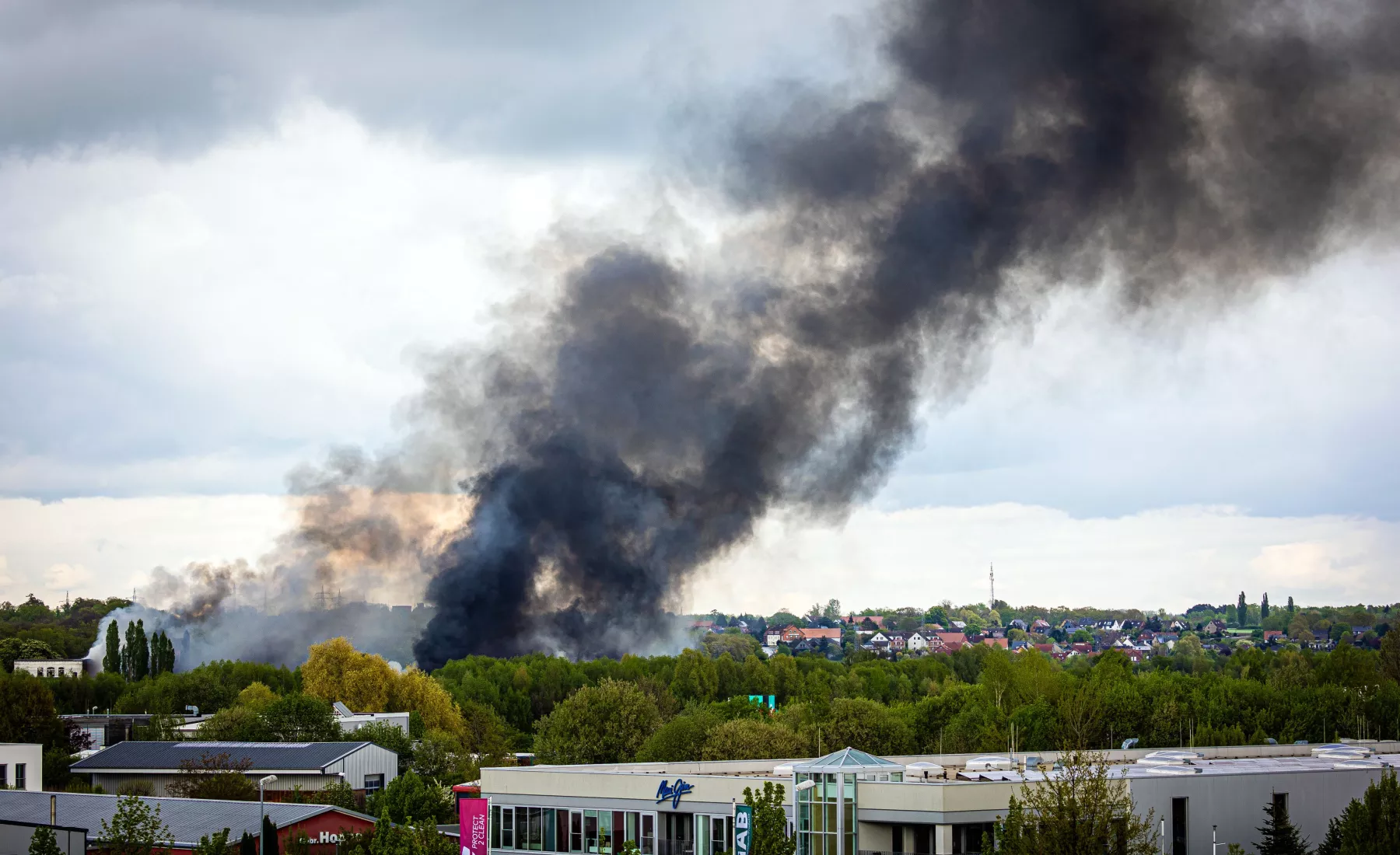 Rauch steigt beim Großbrand in einem Braunschweiger Industriegebiet in den Himmel