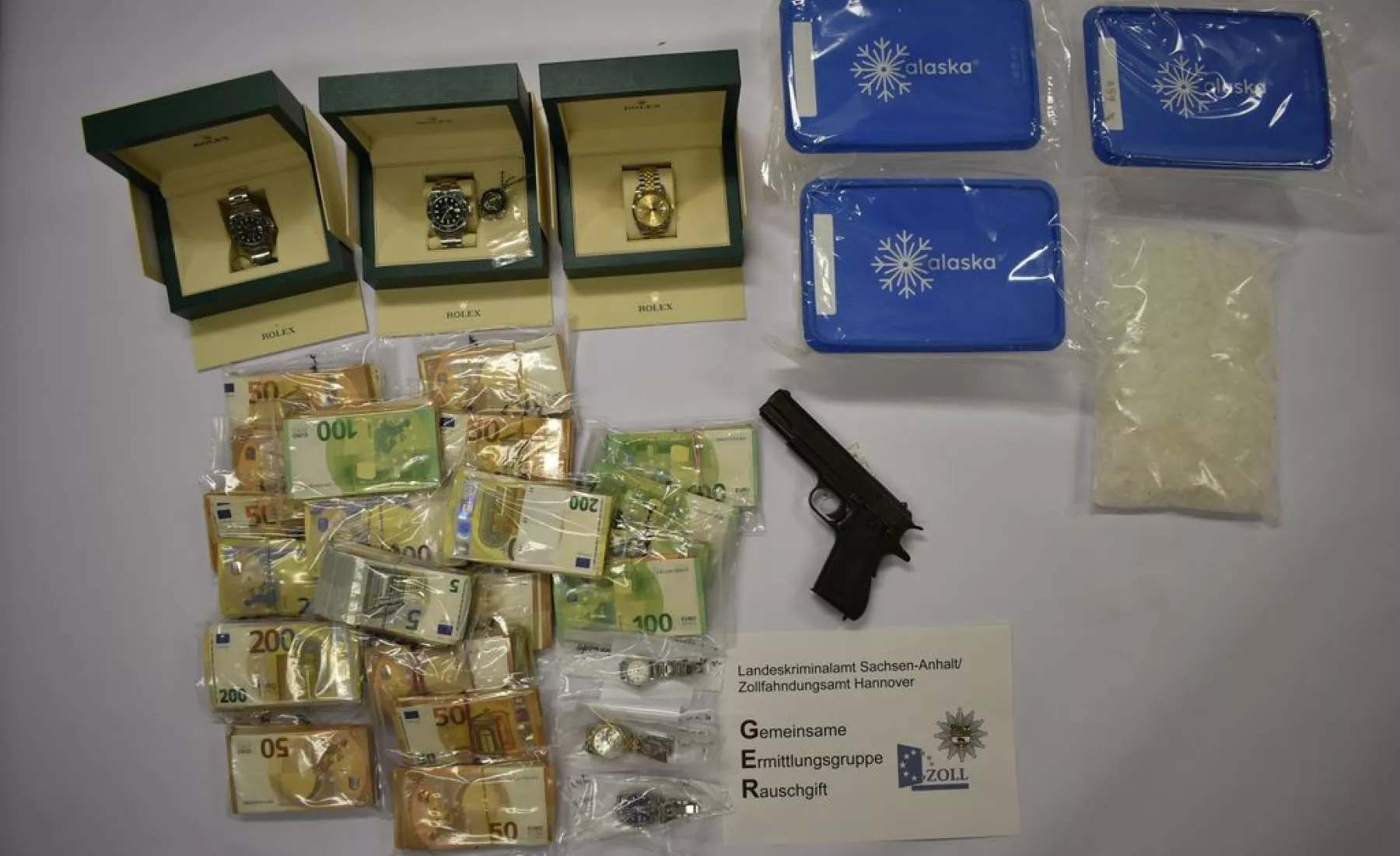 Sichergestelltes Methamphetamin (Crystal), Rolex-Uhren, Bargeld, Schusswaffe