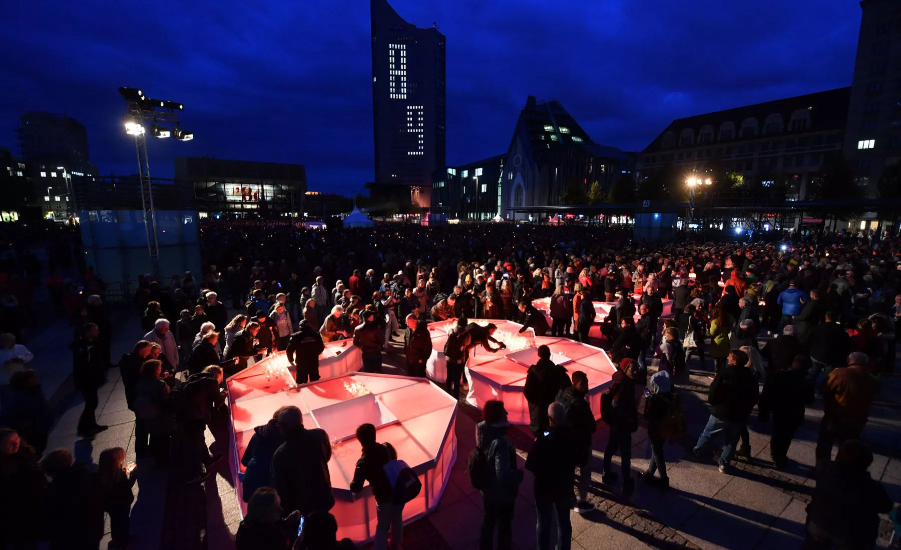 Bürgerinnen und Bürger bringen mit Kerzen den Schriftzug "Leipzig 89" auf dem Augustusplatz zum Leuchten