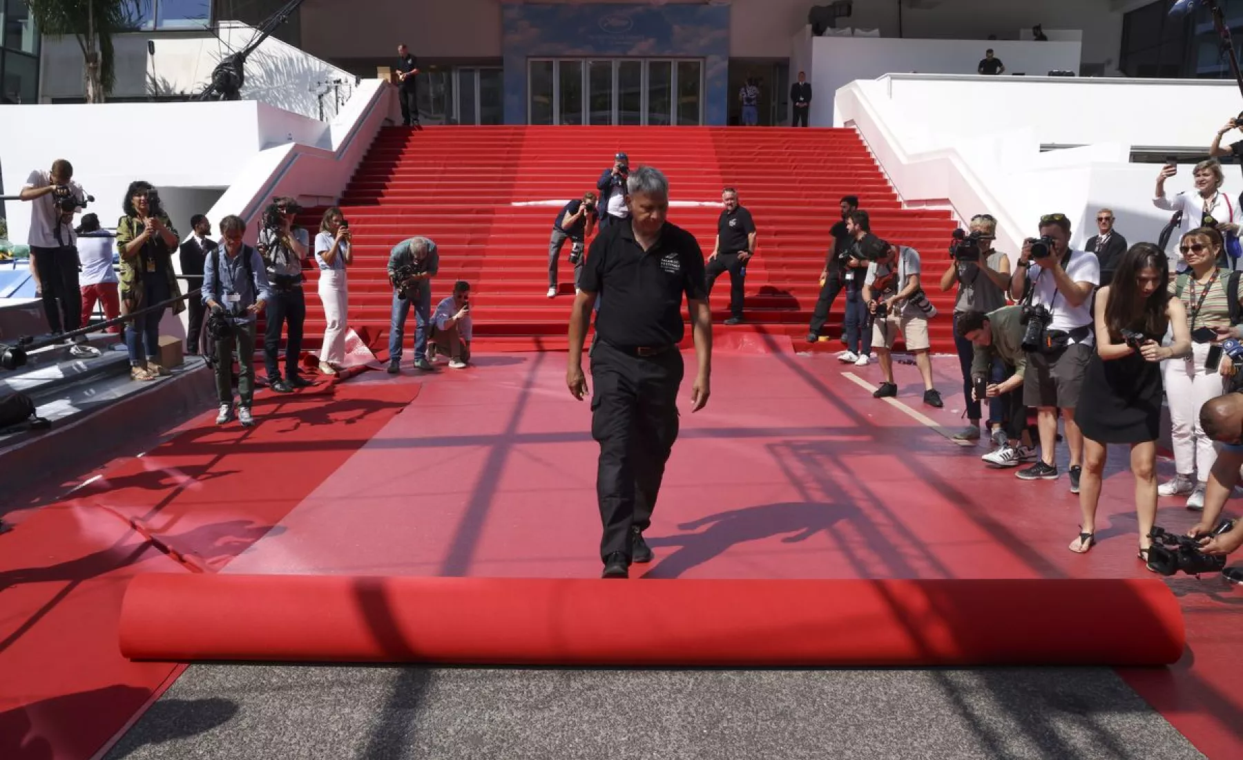 Frankreich, Cannes: Crew-Mitglieder verlegen den roten Teppich am Palais des Festivals vor der Eröffnung der 75. Internationalen Filmfestspiele in Cannes