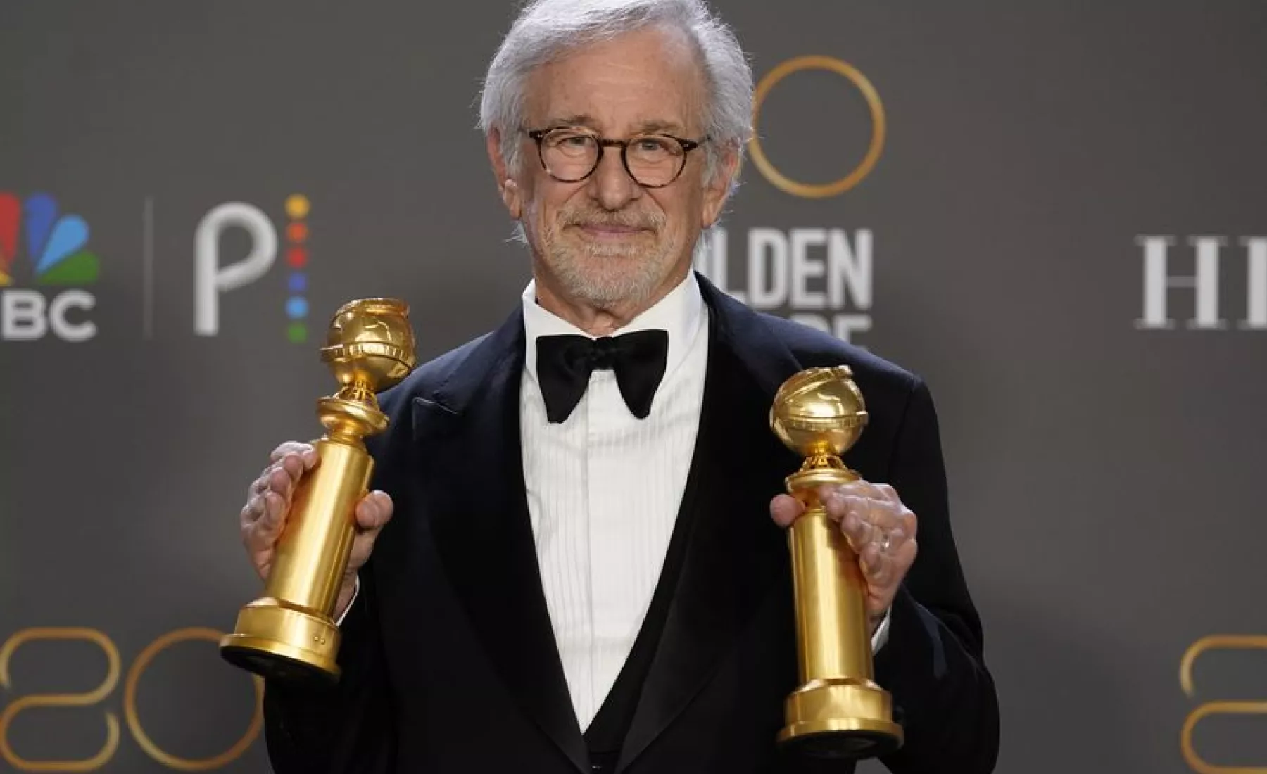 Steven Spielberg, Regisseur aus den USA, hält im Presseraum seine Preise für die beste Regie, Spielfilm und für den besten Spielfilm, Drama für "The Fabelmans"