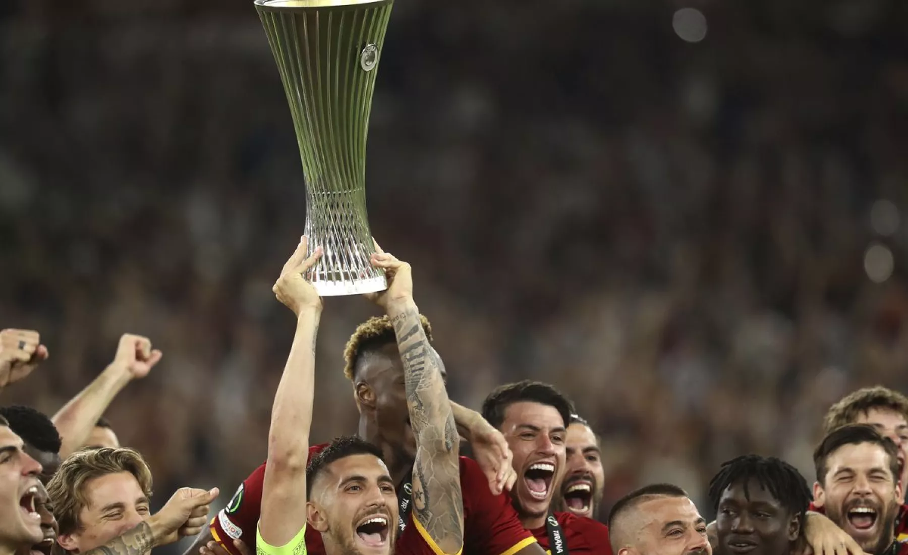 UEFA Conference League Finale: Spieler von Rom feiern mit der Trophäe nach dem Sieg im Finale.