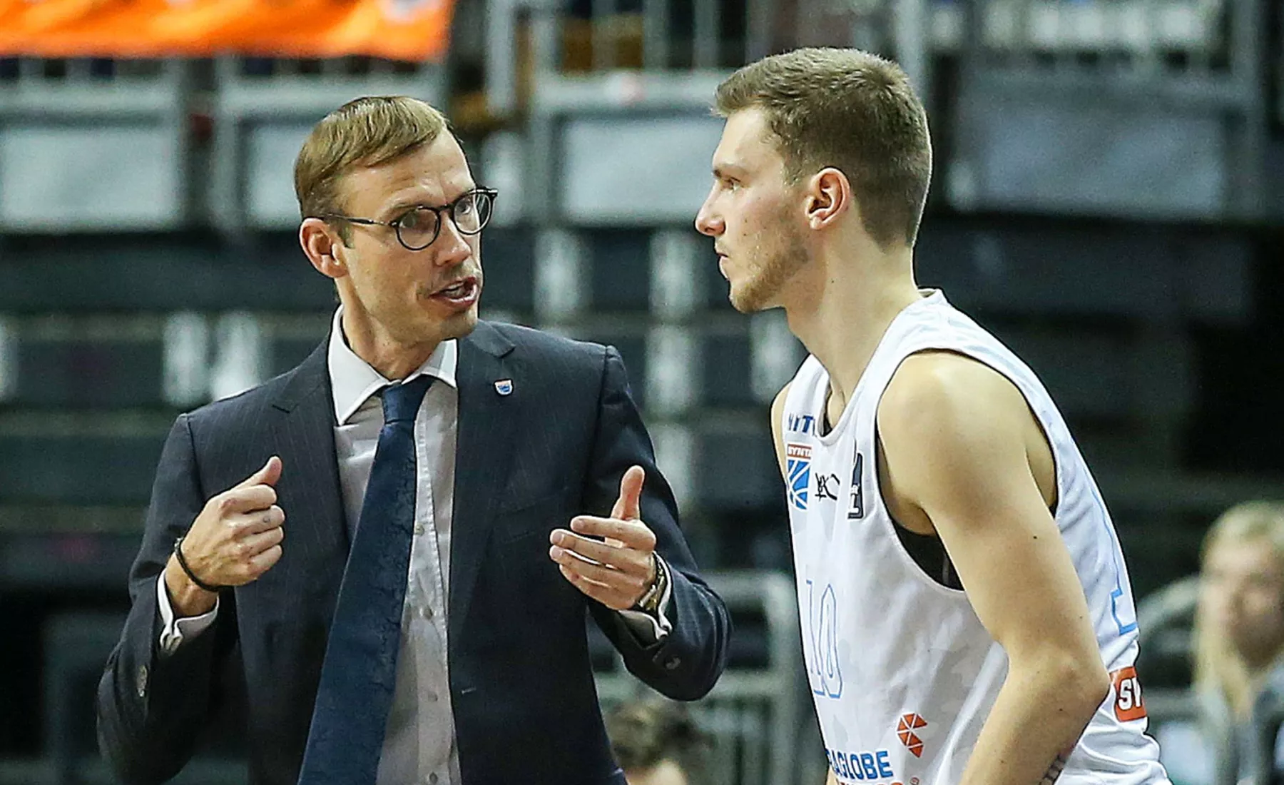 Head Coach Bjoern Harmsen (l) von Mitteldeutscher BC spricht vor Einwechslung mit seinem Spieler Ferdinand Zylka.