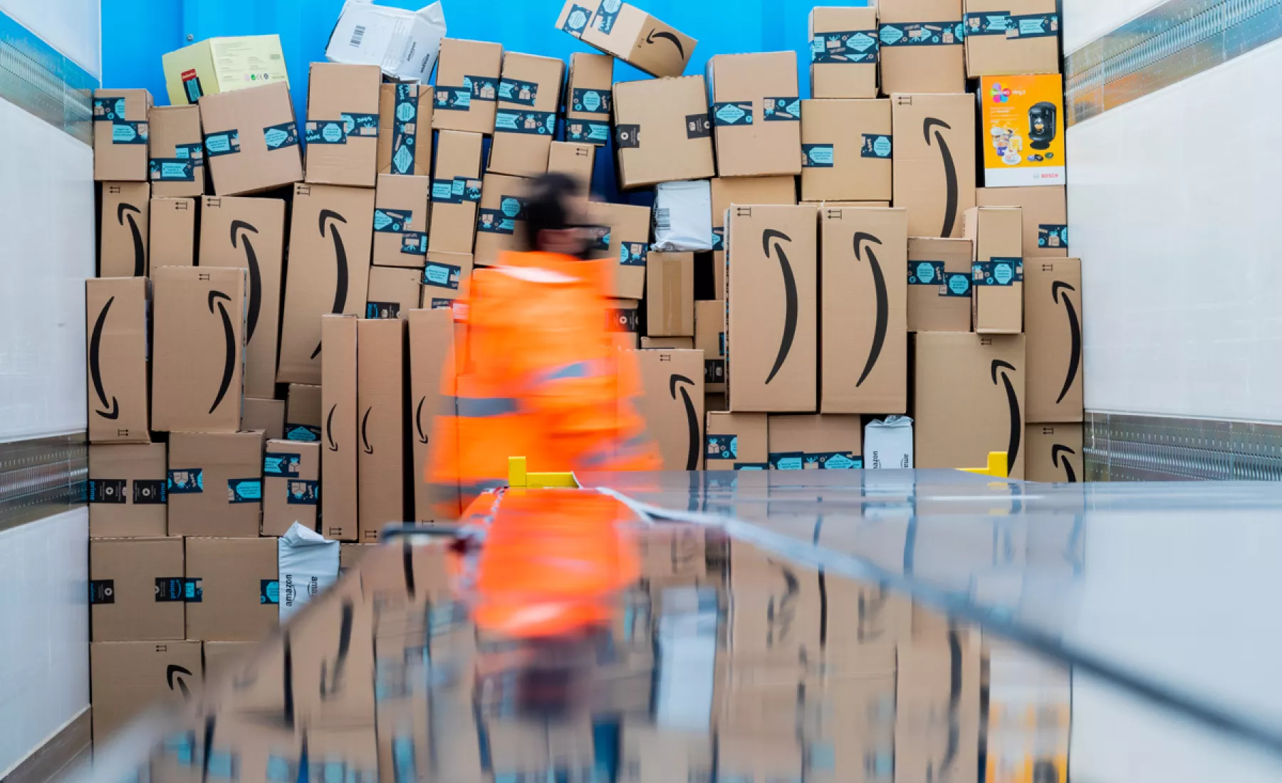 Symbolbild: Pakete liegen in einem amazon-Logistikzentrum 