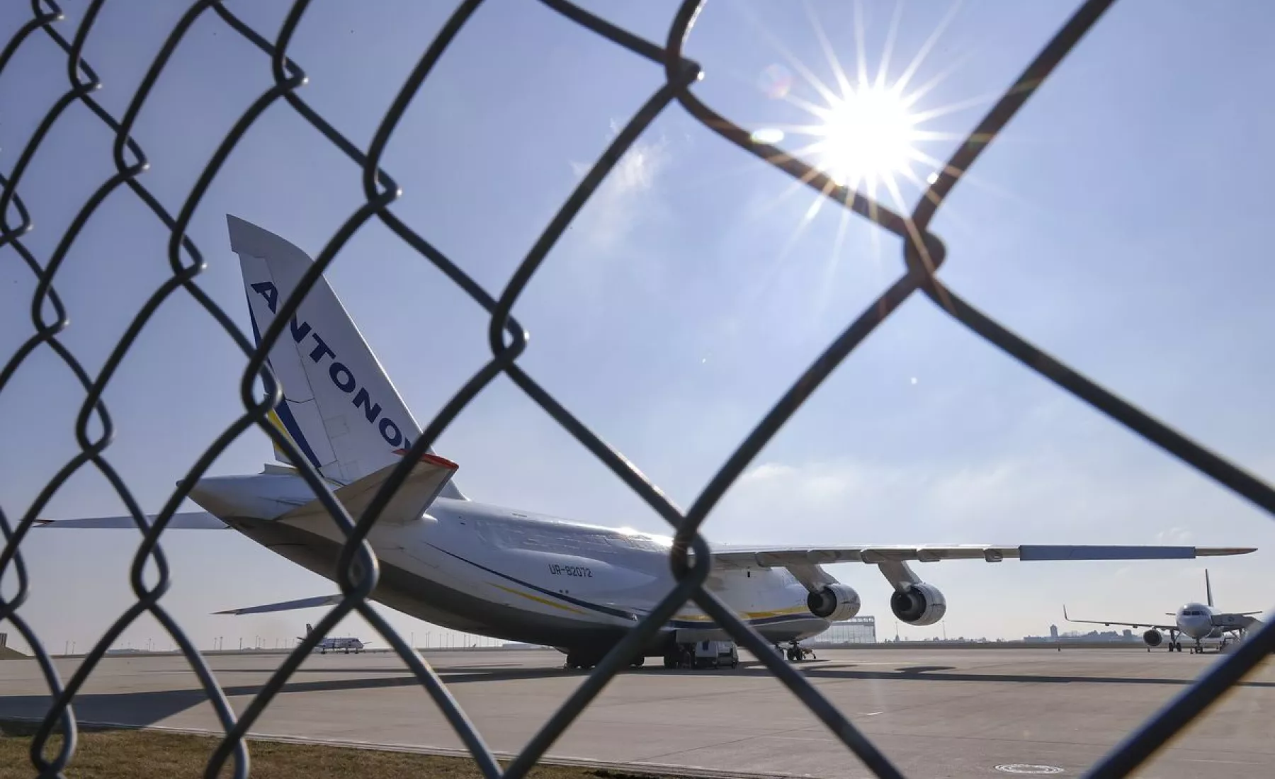 Sachsen, Schkeuditz: Eine ukrainische Antonow An-124 steht am Flughafen Leipzig/Halle