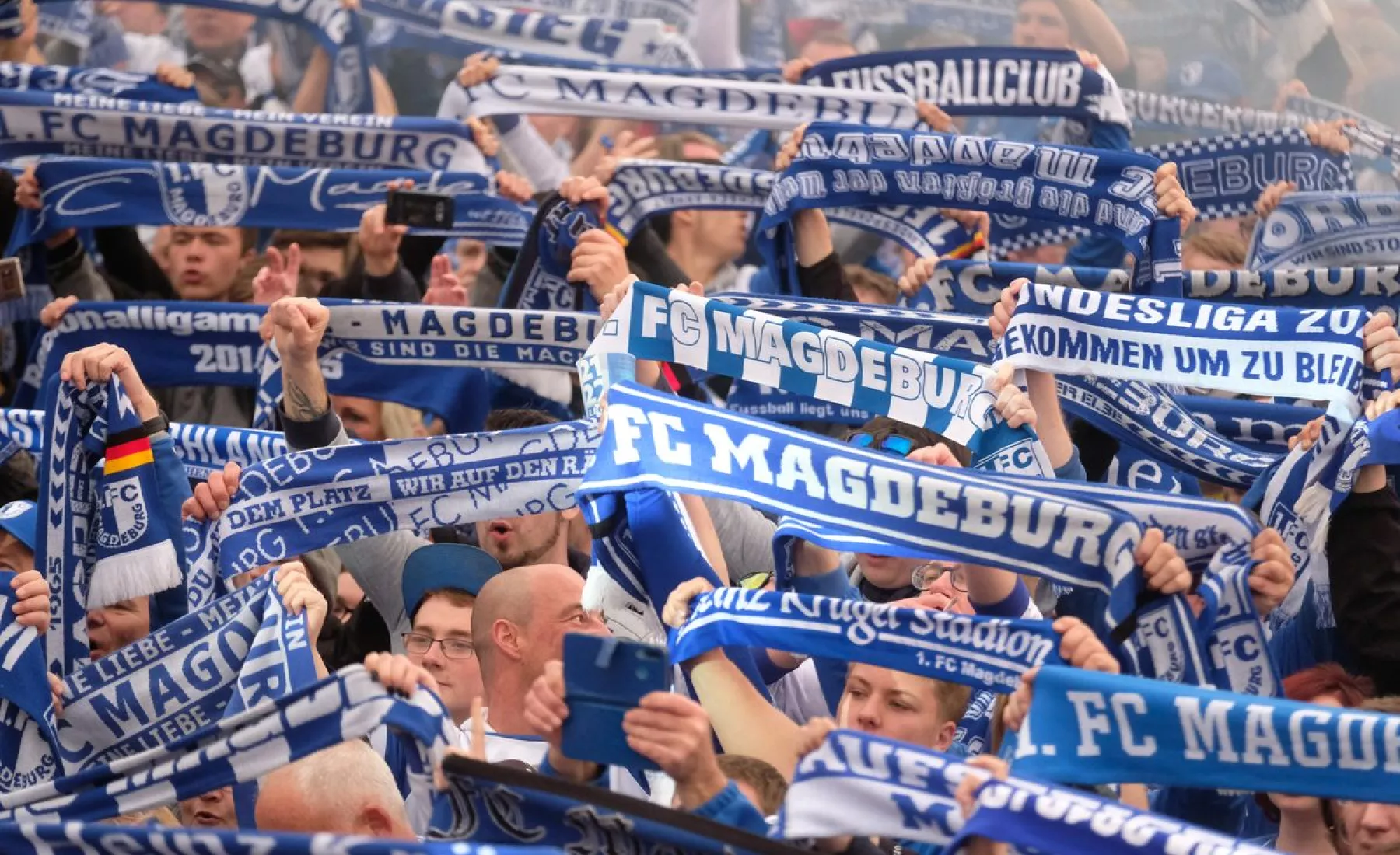 Fans des FC Magdeburg jubeln