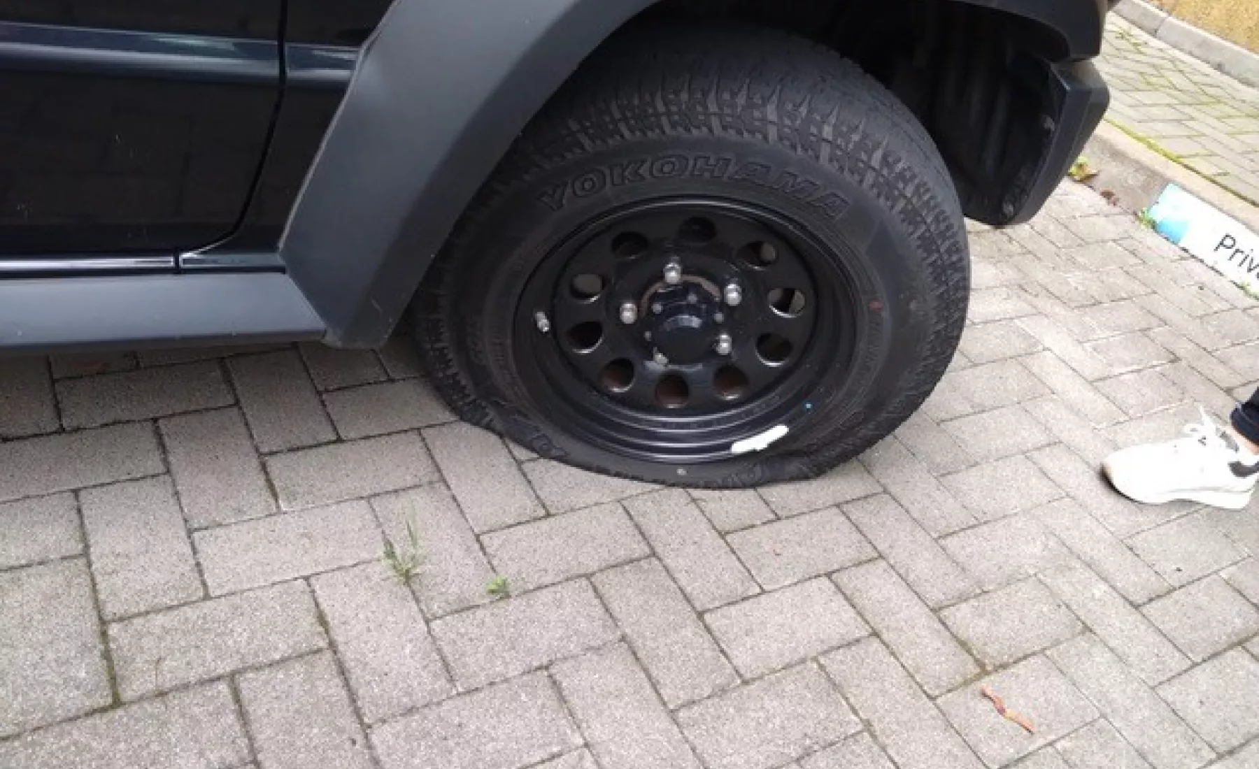 Luft rausgelassener Reifen bei SUV 