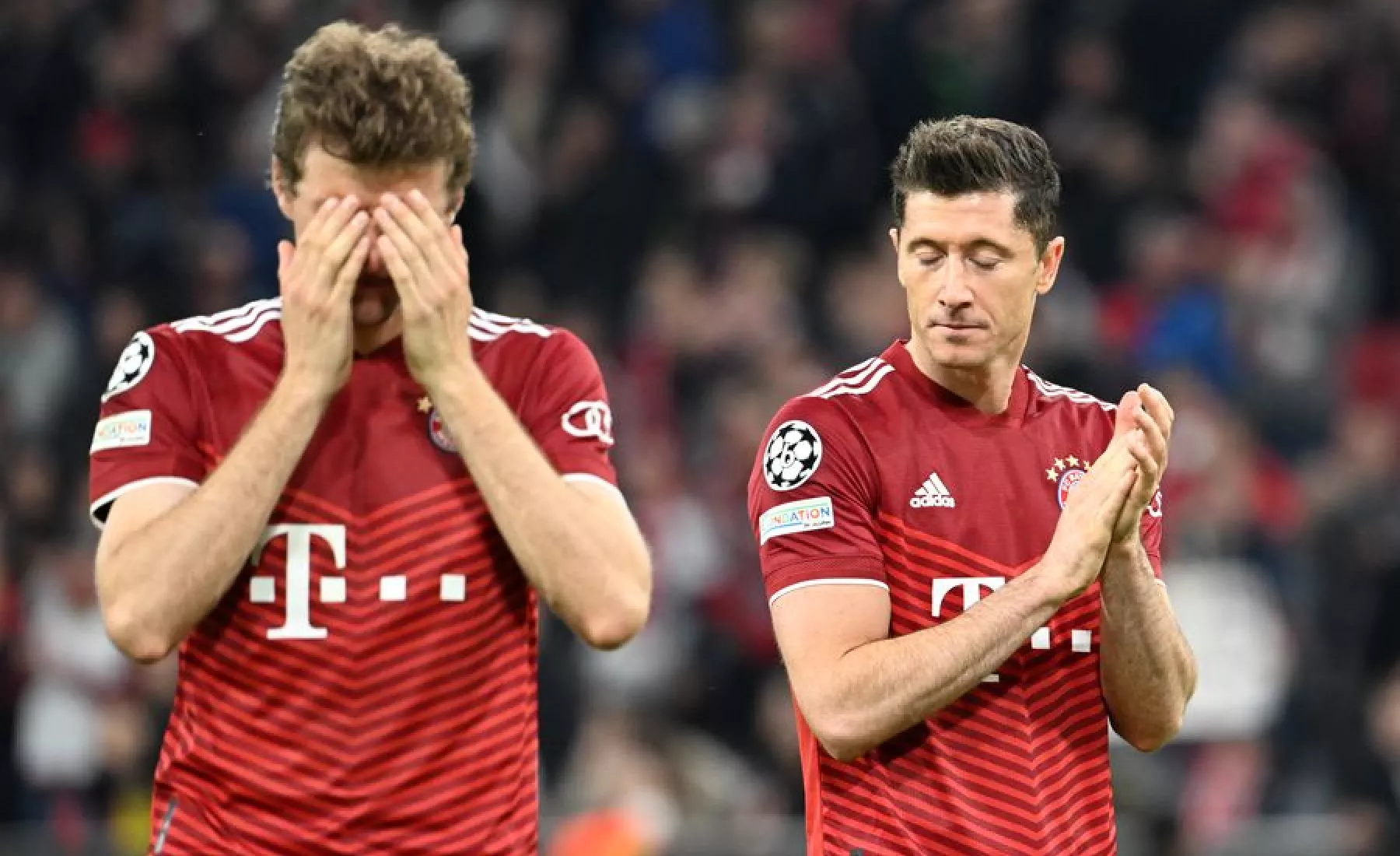 Thomas Müller und Robert Lewandowski (r) von München reagieren enttäuscht nach dem 1:1