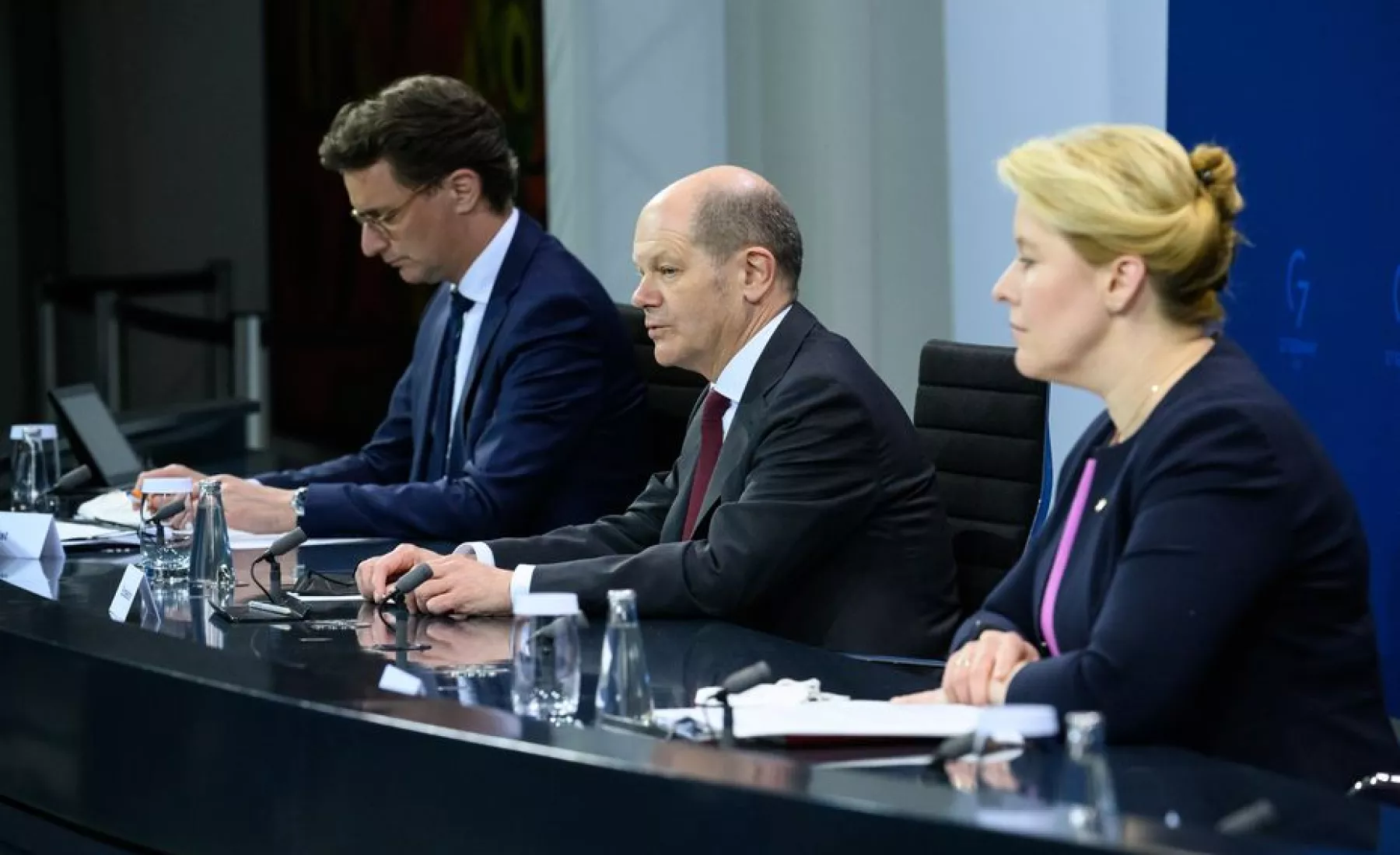Bundeskanzler Olaf Scholz (M, SPD) äußert sich zusammen mit Hendrik Wüst (l, CDU), Ministerpräsident von Nordrhein-Westfalen, und Franziska Giffey (SPD)