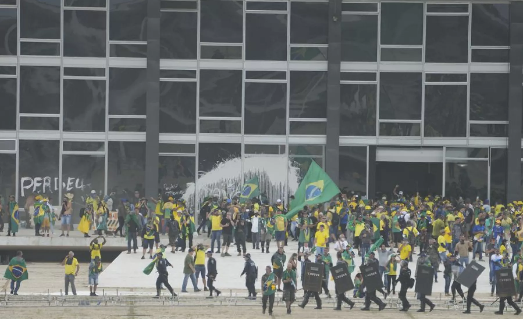 Anhänger des ehemaligen brasilianischen Präsidenten Bolsonaro stürmen den Palacio do Planalto, den offiziellen Sitz des brasilianischen Präsidenten.