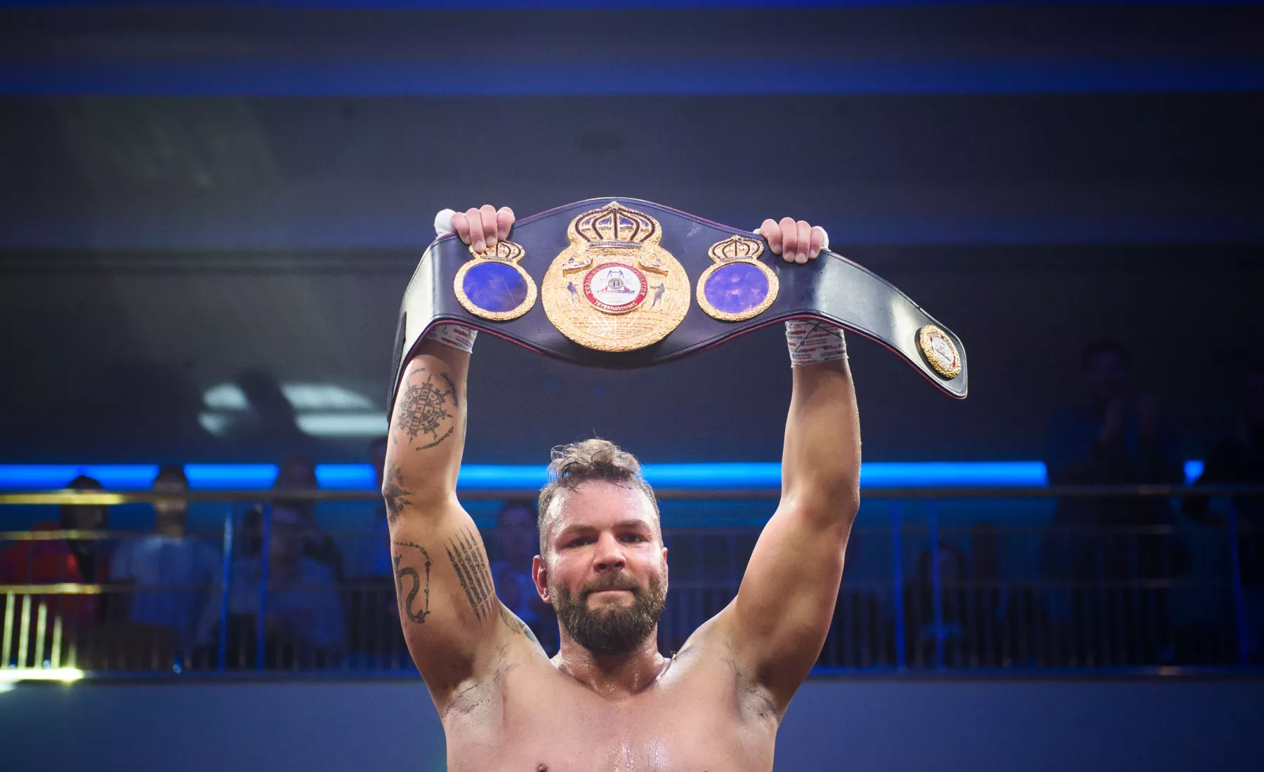 Felix Langberg aus Rostock hält nach seinem Boxkampf gegen Korte um den Continental Europe Titel der World Boxing Association den Siegergürtel in die Höhe.