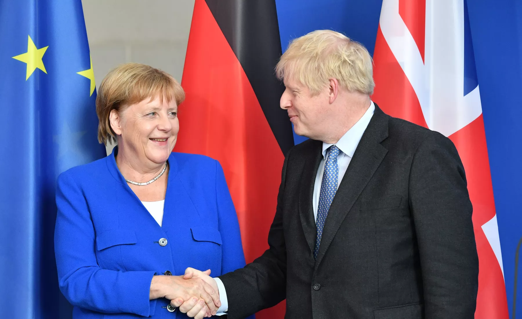 Bundeskanzlerin Angela Merkel (CDU) und Boris Johnson, Premierminister von Großbritannien, geben bei einer Pressekonferenz vor ihrem Gespräch im Bundeskanzleramt einander die Hand. 