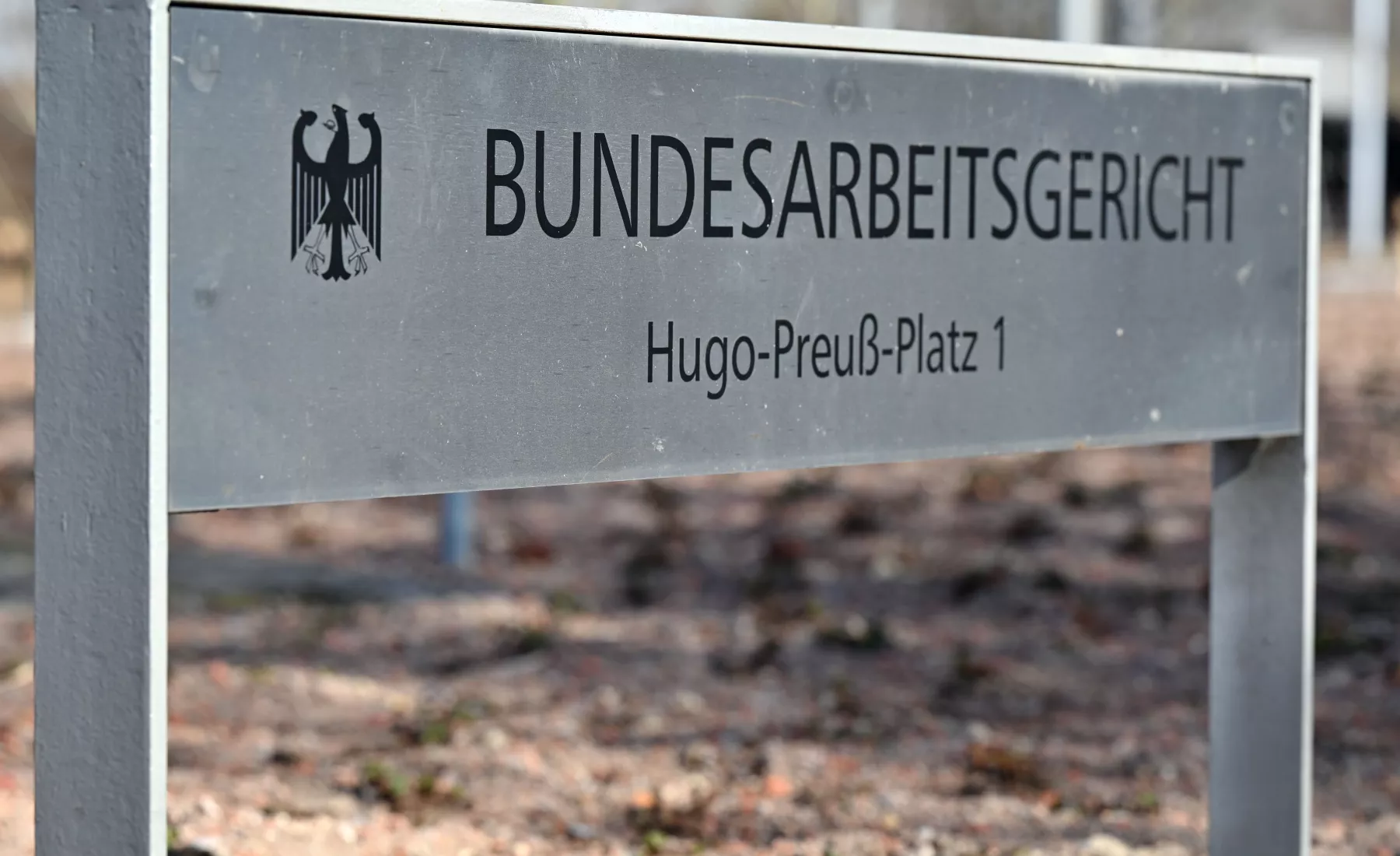 «Bundesarbeitsgericht» steht auf dem Schild am Eingang zum höchsten deutschen Arbeitsgericht in Erfurt