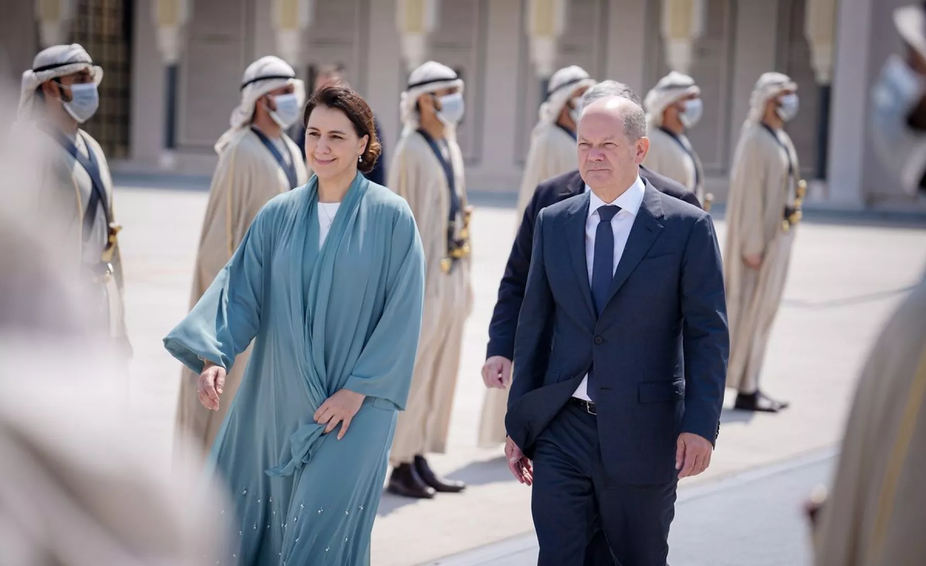 Ministerin für Klimawandel und Umwelt der Vereinigten Arabischen Emiraten, Mariam bint Mohammed Saeed Hareb Almheiri und Bundeskanzler Olaf Scholz (SPD)