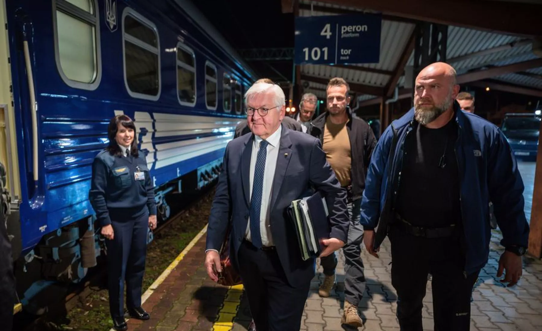 Bundespräsident Frank-Walter Steinmeier (l) geht am Bahnhof zum Zug, um nach Kiew zu fahren