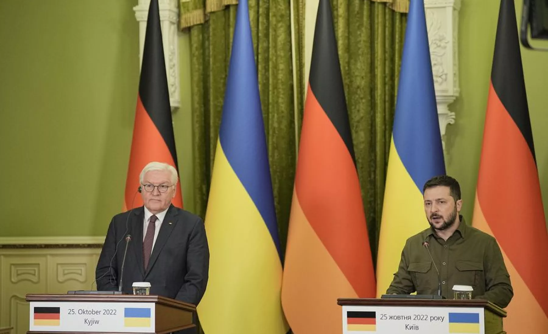 Bundespräsident Frank-Walter Steinmeier (l) gibt zusammen mit dem ukrainischen Präsidenten Wolodymyr Selenskyj eine gemeinsame Pressekonferenz