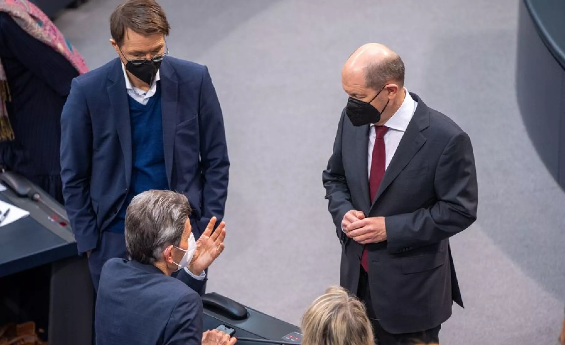 Rolf Mützenich (l), Vorsitzender der SPD-Bundestagsfraktion, spricht neben Karl Lauterbach (SPD), Bundesminister für Gesundheit, mit Bundeskanzler Olaf Scholz (SPD, r), nach der gescheiterten Abstimmung im Plenum im Bundestag