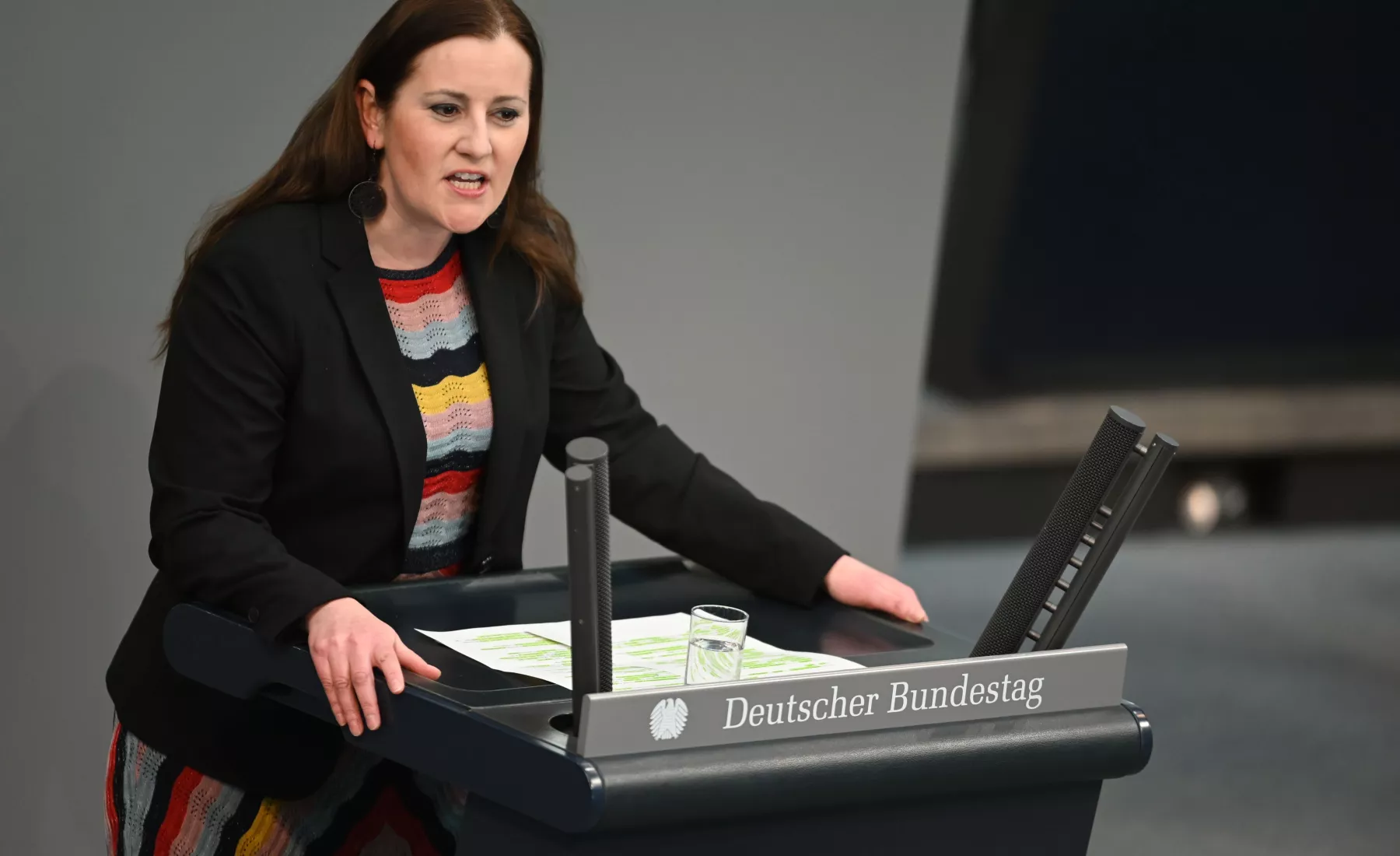 Janine Wissler, Vorsitzende der Partei Die Linke und Mitglied des Deutschen Bundestags, spricht im Plenum des Parlaments.