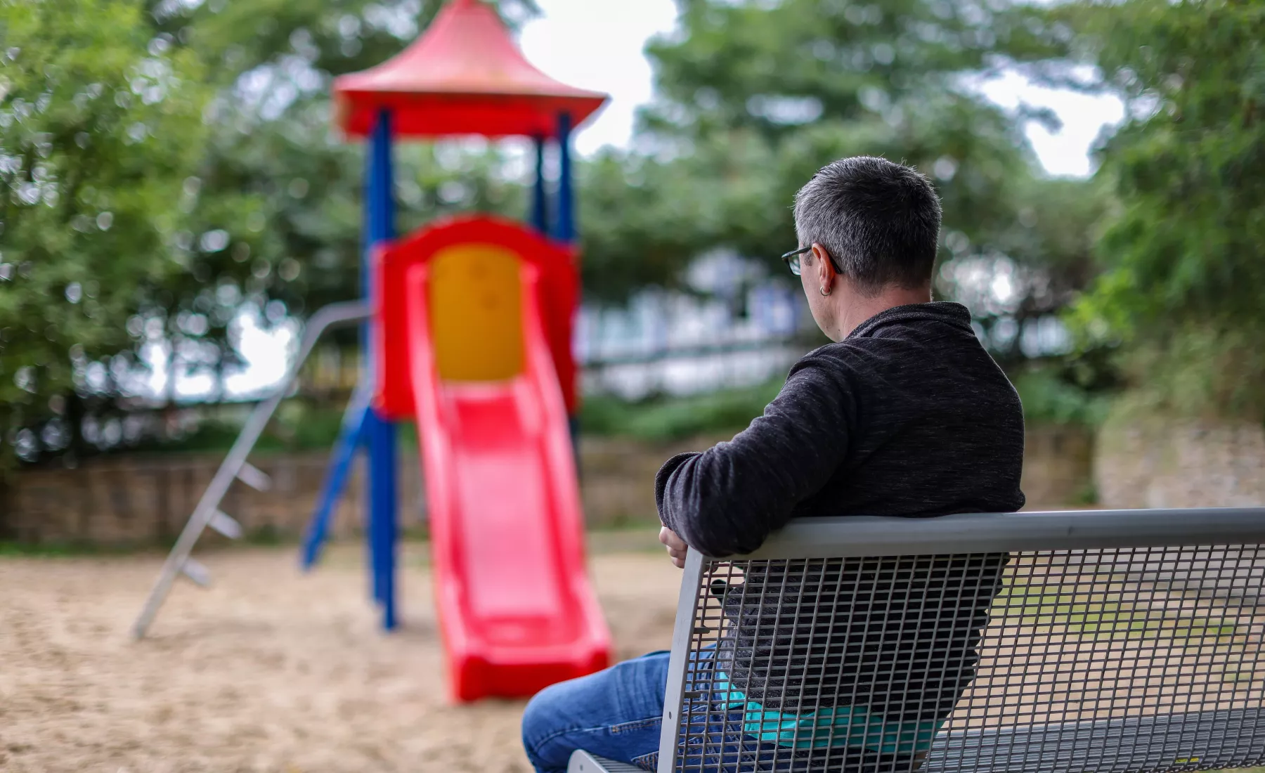 Sachsen-Anhalt, Seeburg: Tobias sitzt allein an einem Spielplatz. Der Vater eines Kindes zieht wegen einer Vaterschaftsanfechtung vor das Bundesverfassungsgericht.