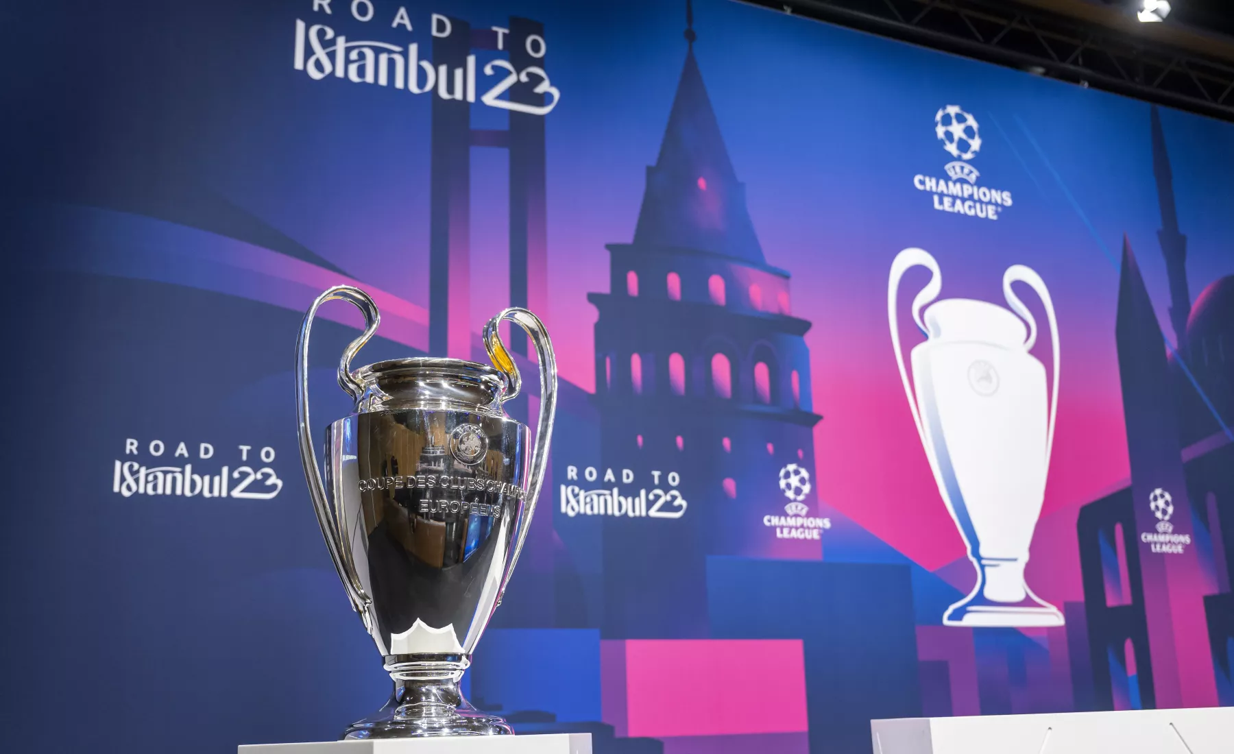 Die Trophäe wird vor der Auslosung der Viertelfinal-, Halbfinal- und Finalrunde der UEFA Champions League 2022/23 im UEFA-Hauptsitz in Nyon, Schweiz, gezeigt.