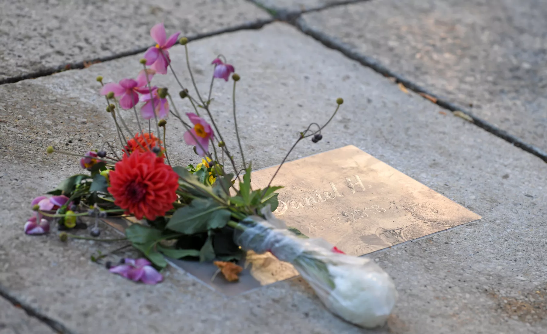 Gedenkplatte für den getöteten Daniel H. in Chemnitz