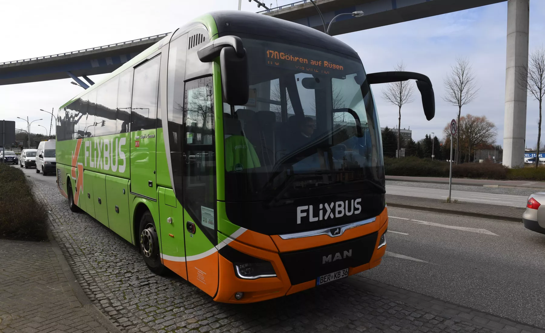 Ein Flixbus steht unter der Ziegelgrabenbrücke, die in Richtung Rügen führt.