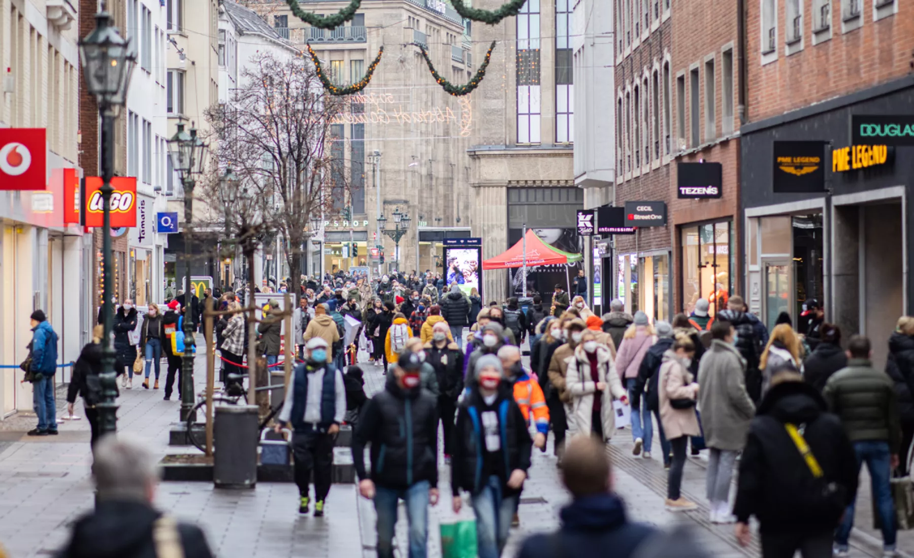 Düsseldorf: Zahlreiche Fußgänger laufen durch die weihnachtlich geschmückte Innenstadt.