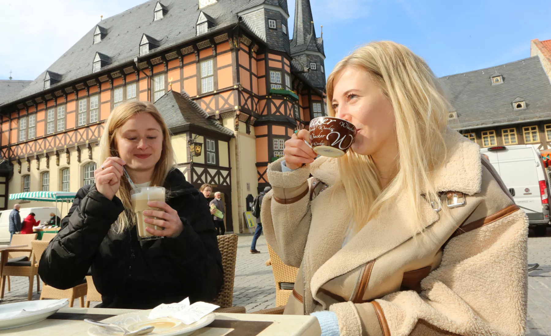 Sophie Helmstedt (l) und Anna Burkhardt aus Wernigerode genießen ihren Kaffee