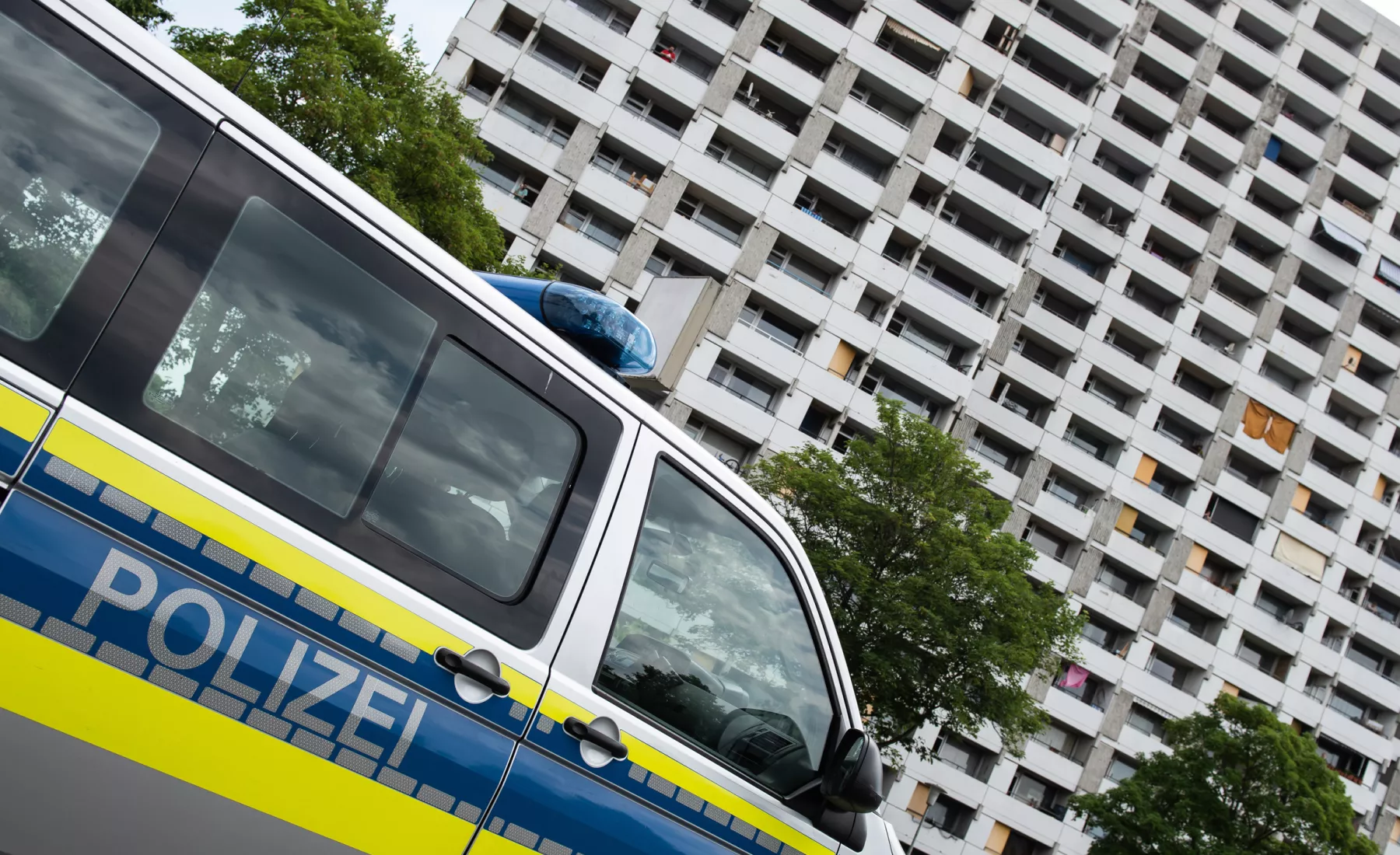 Hochhaus in Göttingen mit Polizeiauto