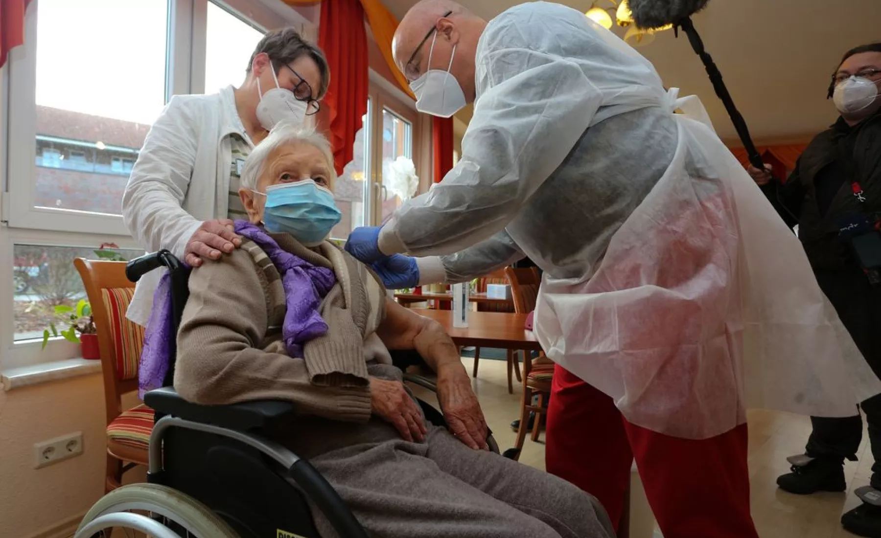 Die Heimbewohnerin Edith Kwoizalla war mit ihren 101 Jahren die erste, die vor dem offiziellen Impfstart in Deutschland gegen Corona geimpft wurde. 
