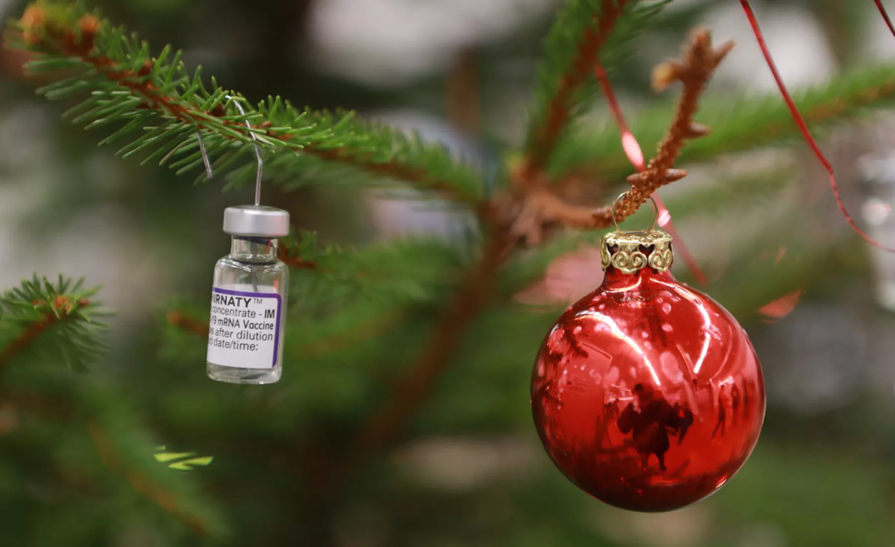 Impffläschchen am Weihnachtsbaum