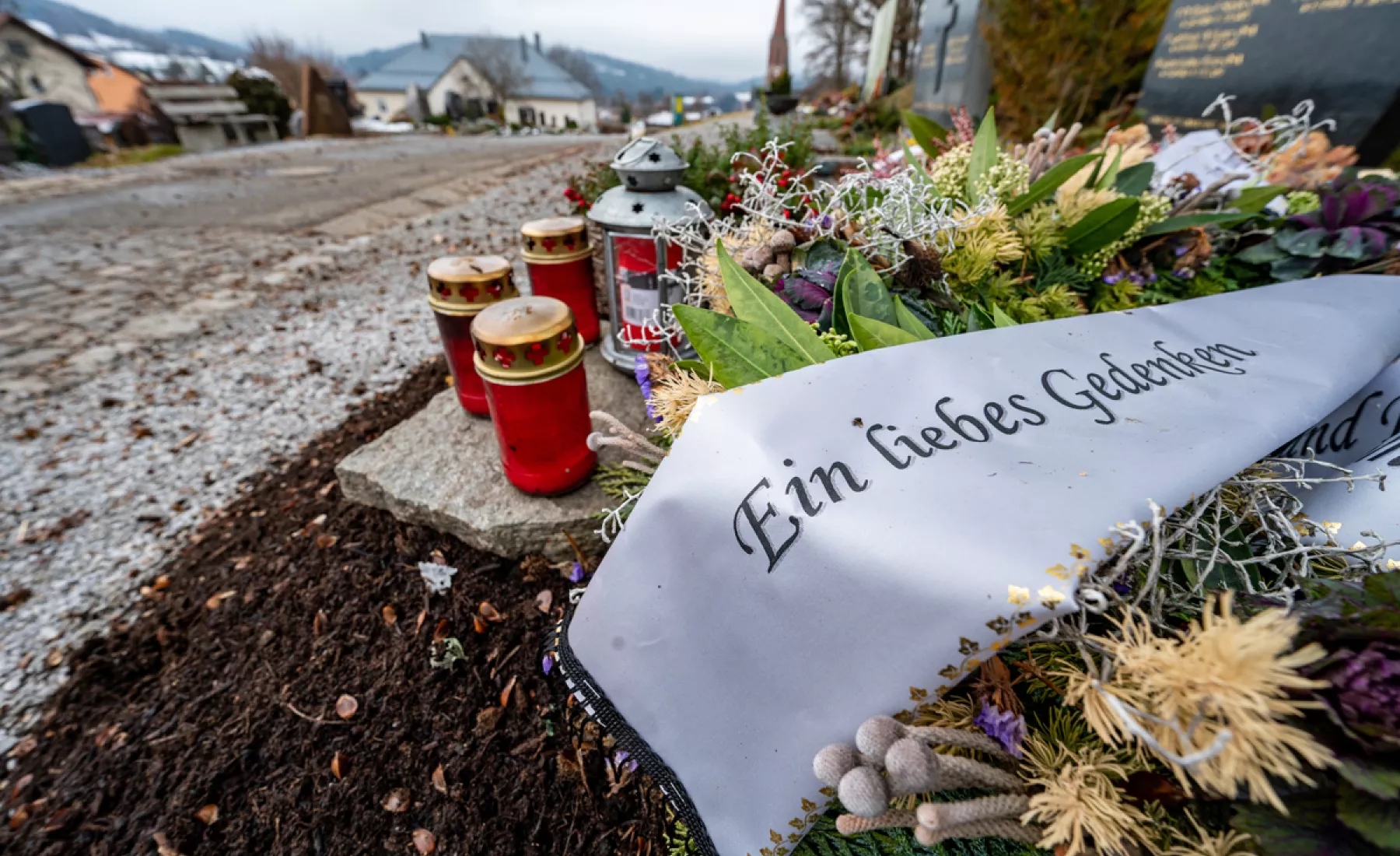 Symbolbild: "Ein liebes Gedenken" steht auf dem Gebinde vom Trauerkranz auf einem Friedhof. 