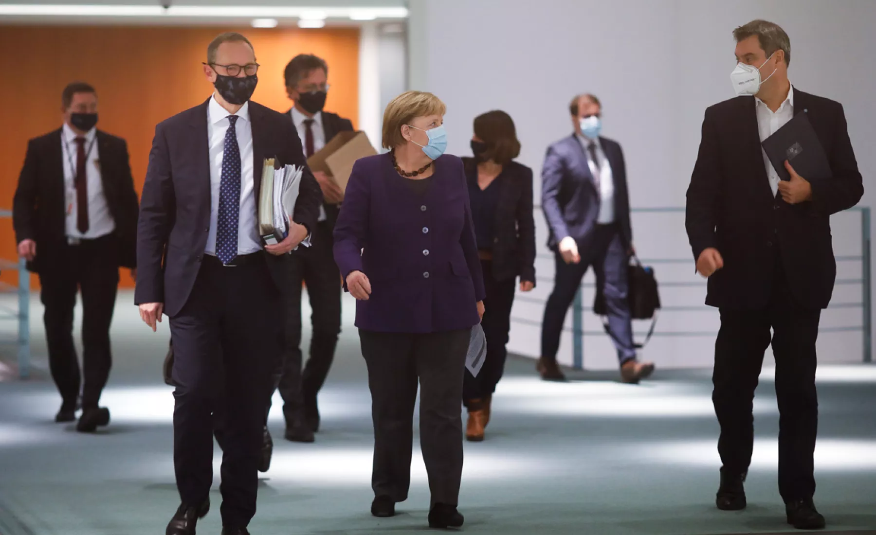 Angela Merkel (CDU, M), Michael Müller (SPD, l), Regierender Bürgermeister von Berlin, und Markus Söder (r, CSU)