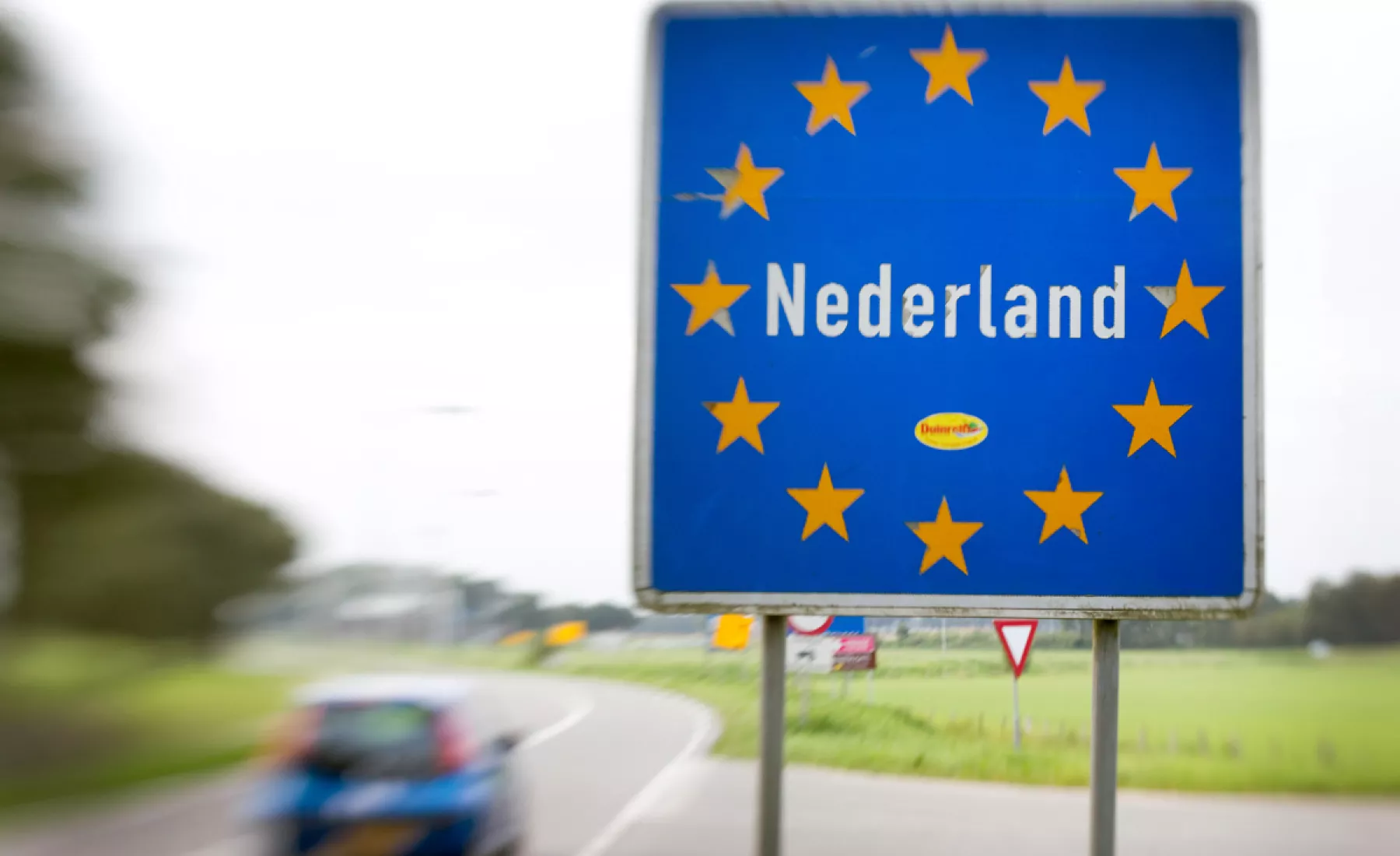 Venebrugge: Nederland («Niederlande») steht auf einem Schild an der Grenze zwischen den Niederlanden und Deutschland. 