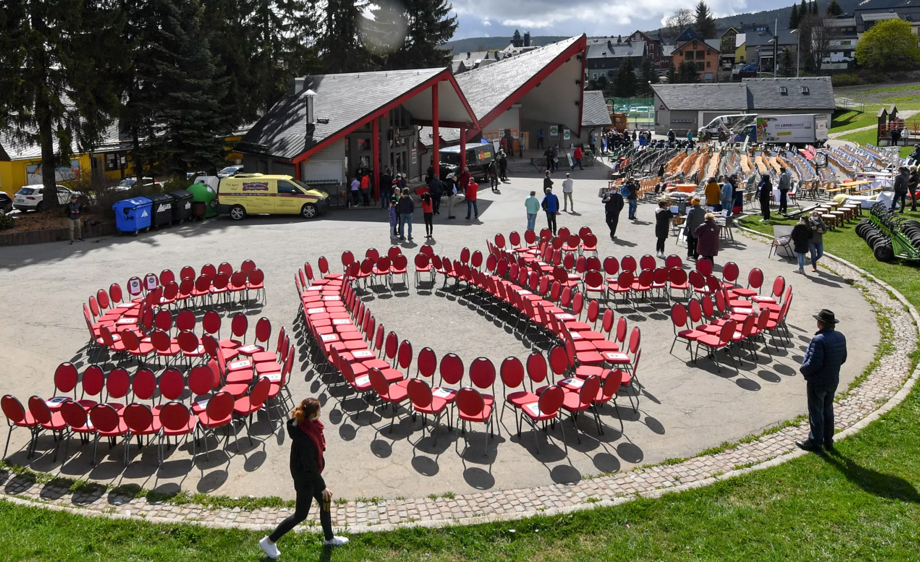  Der Hilferuf "SOS" ist aus Stühlen am Skihang in Oberwiesenthal geformt.