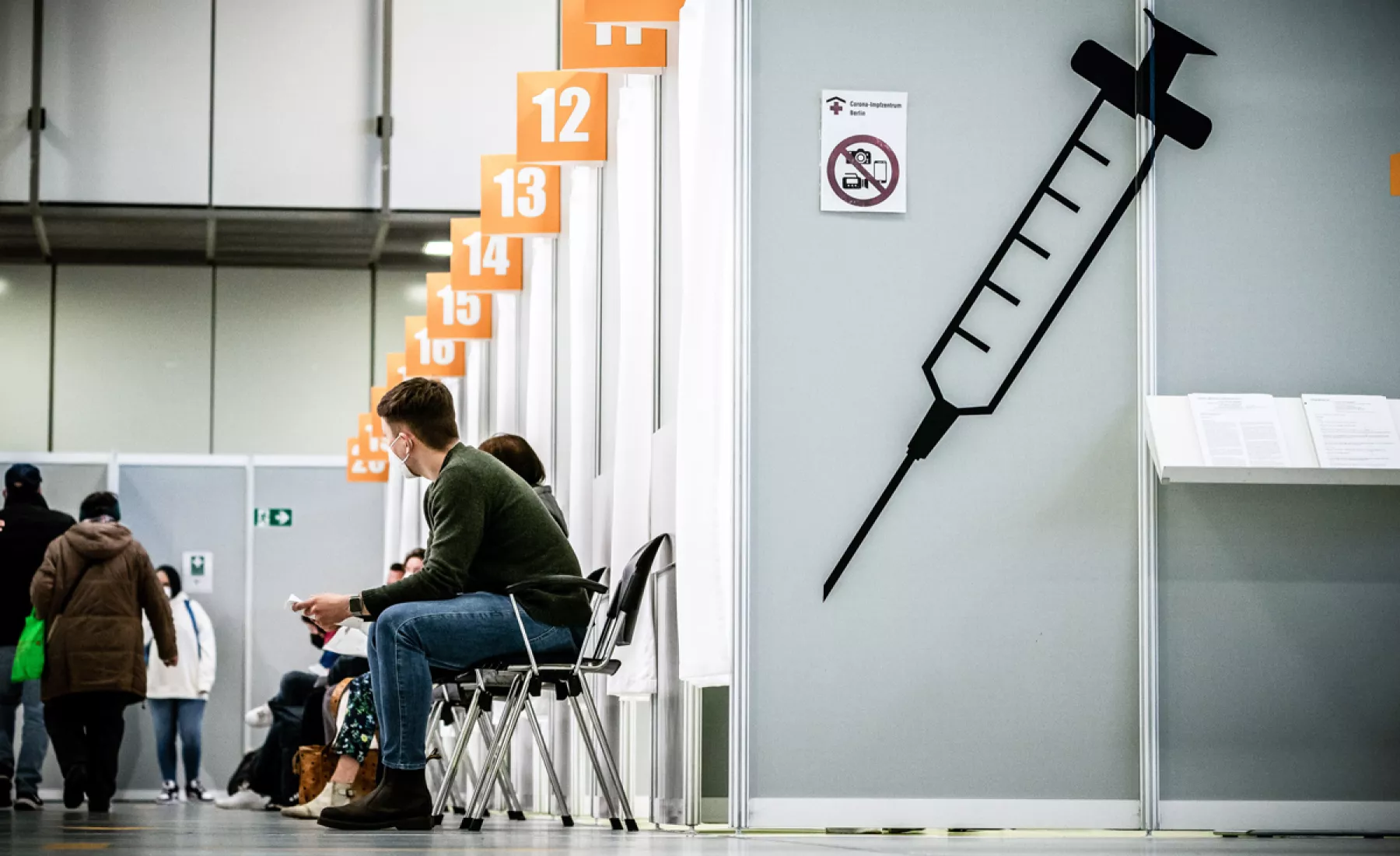 Symbolbild: Impflinge warten im Corona Impfzentrum