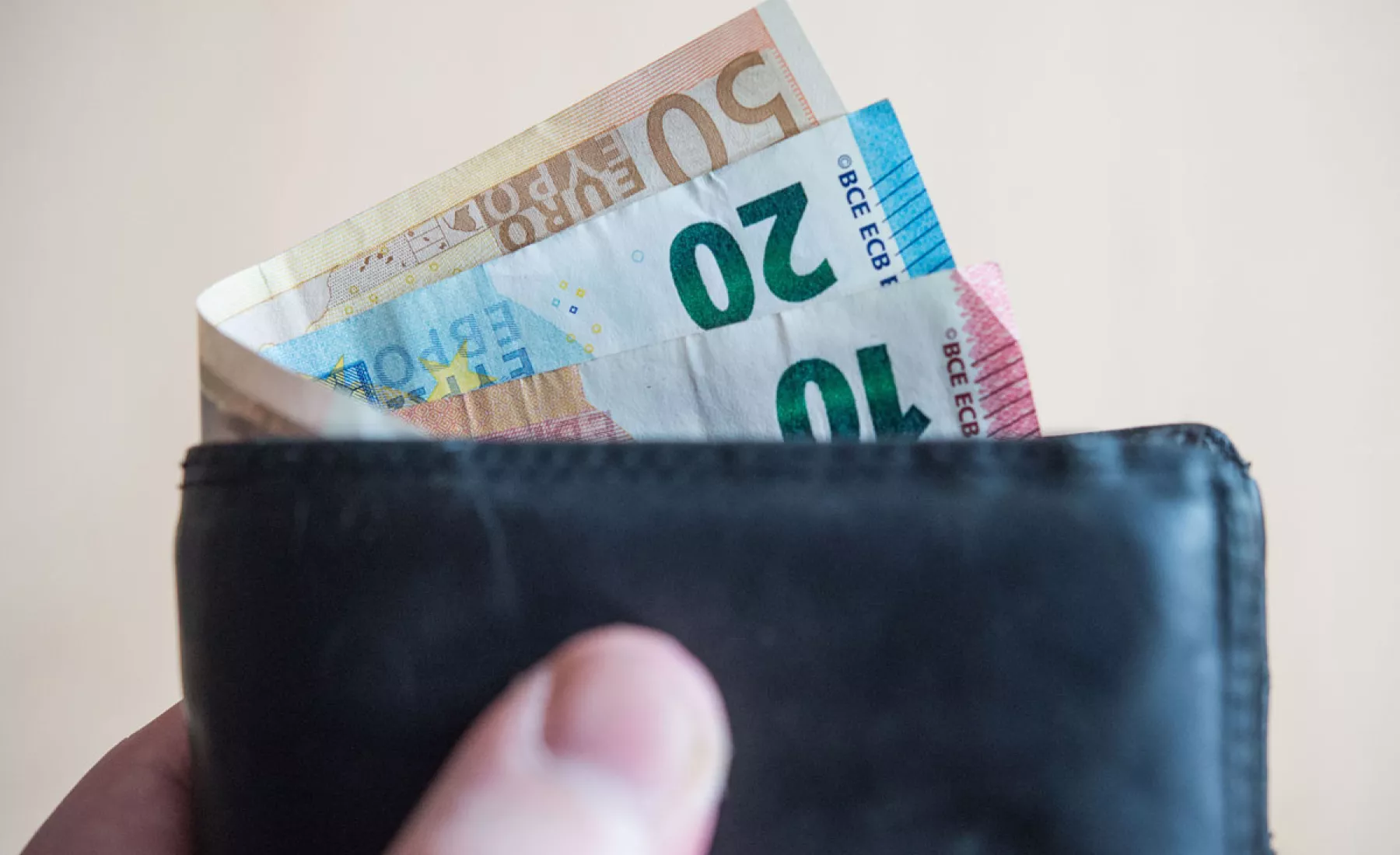 Symbolbild: Geldscheine im Wert von fünf, zehn, zwanzig, fünfzig und hundert Euro stecken in einem Portemonnaie