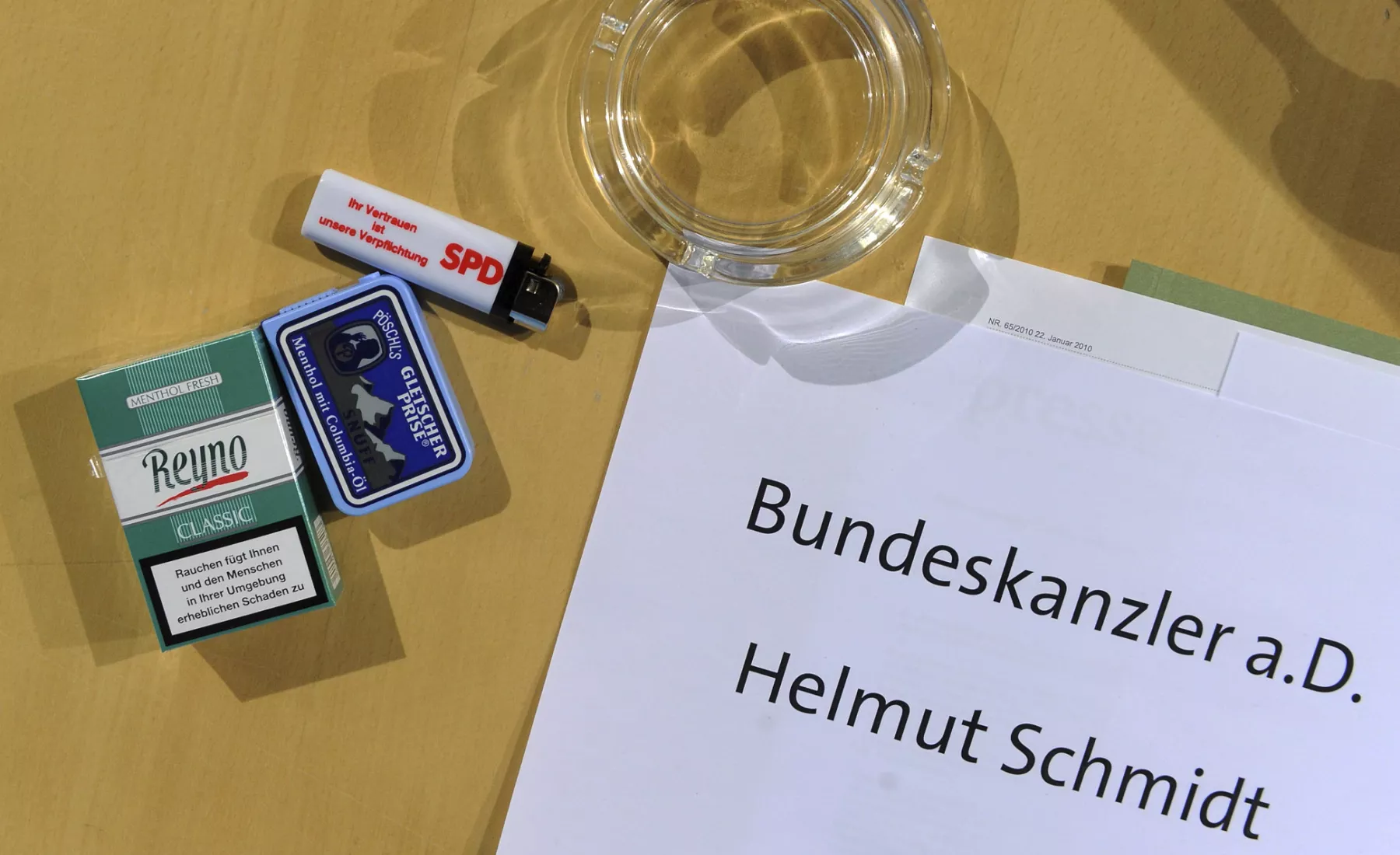 Schnupftabak und Mentholzigaretten liegen zu Beginn der Sitzung des SPD-Parteivorstandes in Berlin für den ehemaligen Bundeskanzler Helmut Schmidt bereit. 
