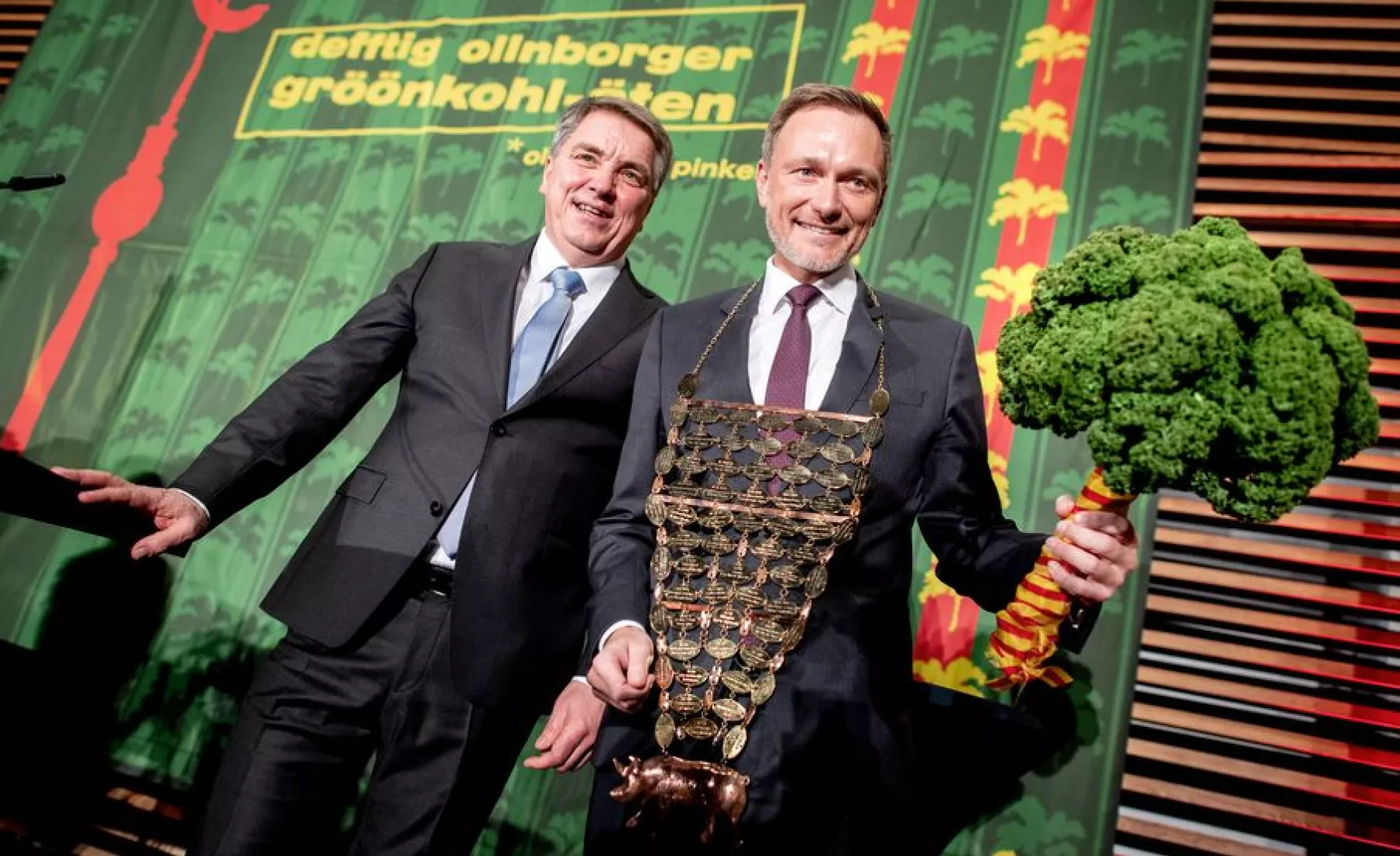 Jürgen Krogmann (l, SPD), Oberbürgermeister der Stadt Oldenburg, und der neue Oldenburger Grünkohlkönig Christian Lindner 