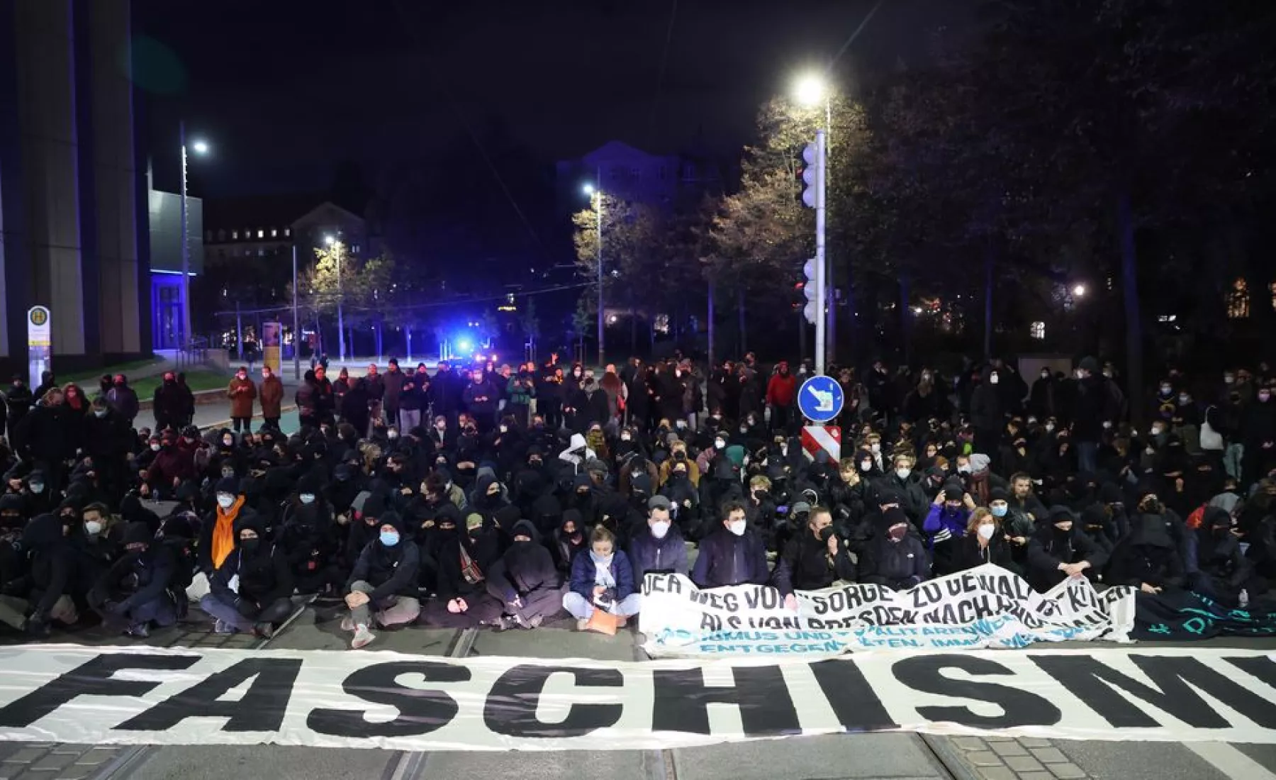 Gegendemonstranten blockieren eine Demonstration "LEIPZIG STEHT AUF für Frieden, Freiheit und Demokratie! Sofort Nord Stream 2 öffnen!" aus dem Umfeld der "Querdenker"-Bewegung