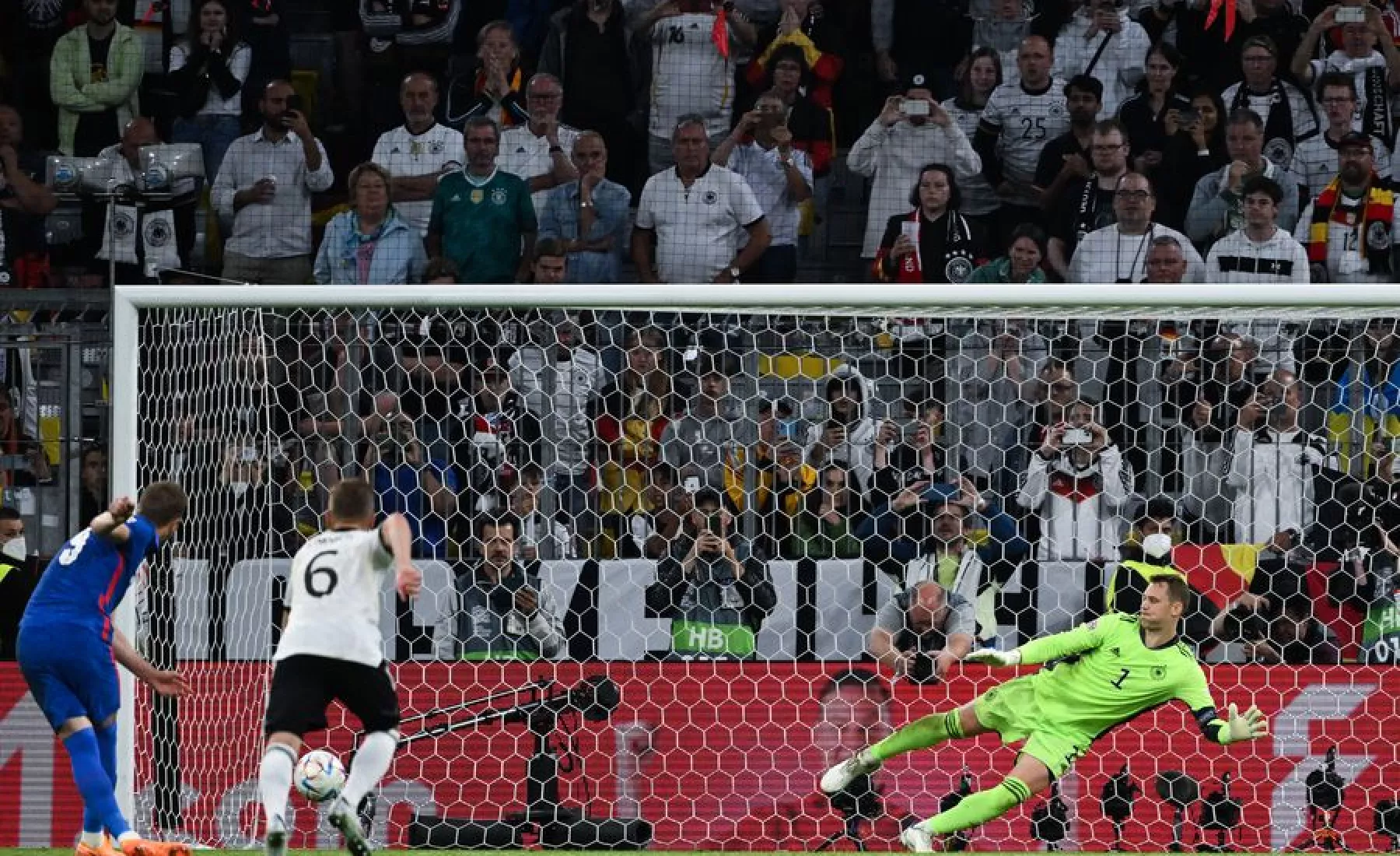 Harry Kane (l) trifft gegen Deutschlands Torwart Manuel Neuer per Elfmeter zum 1:1