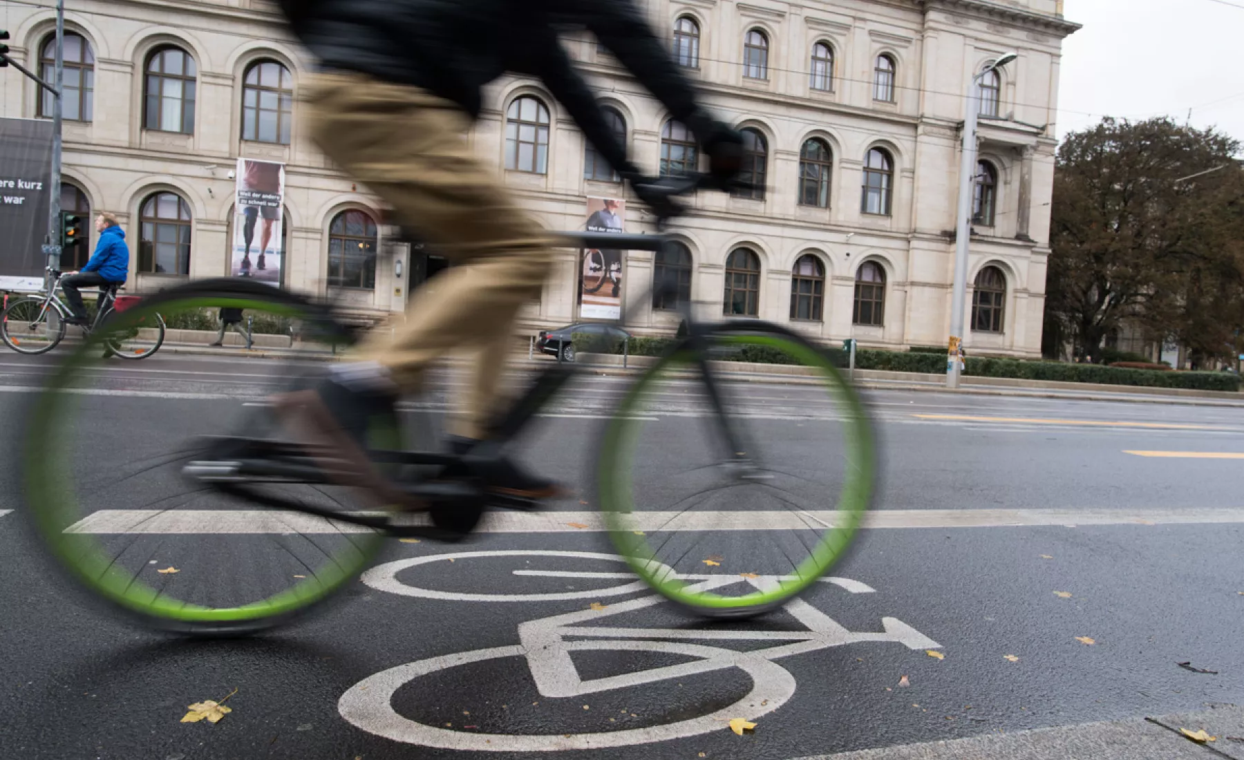 Radfahrer fährt am Bundesverkehrsministerium vorbei