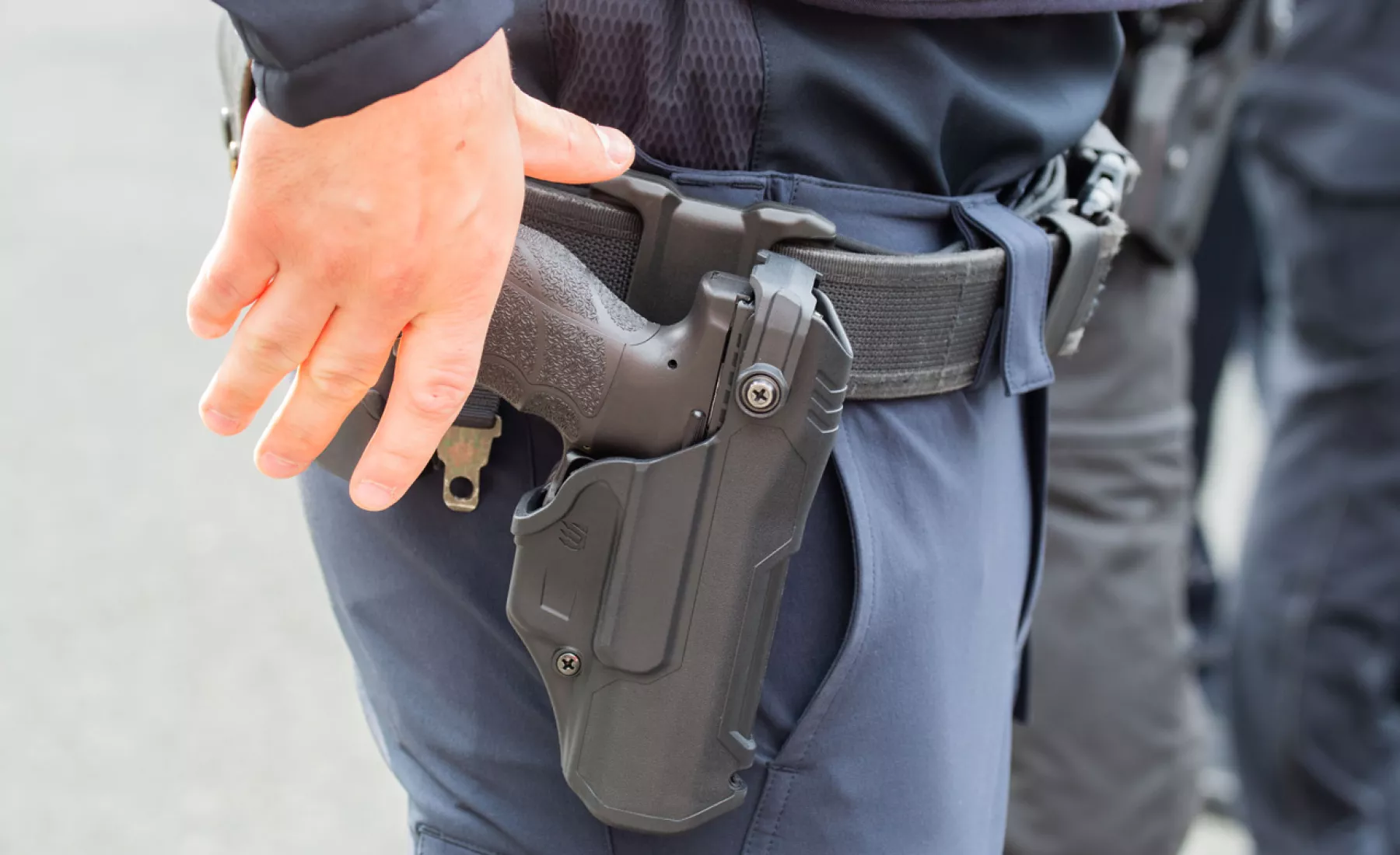 Symbolbild: Ein Polizist trägt ein neues Standardgürtelholster mit seiner Dienstwaffe H&K SFP9 in der Zentralen Polizeidirektion Niedersachsen