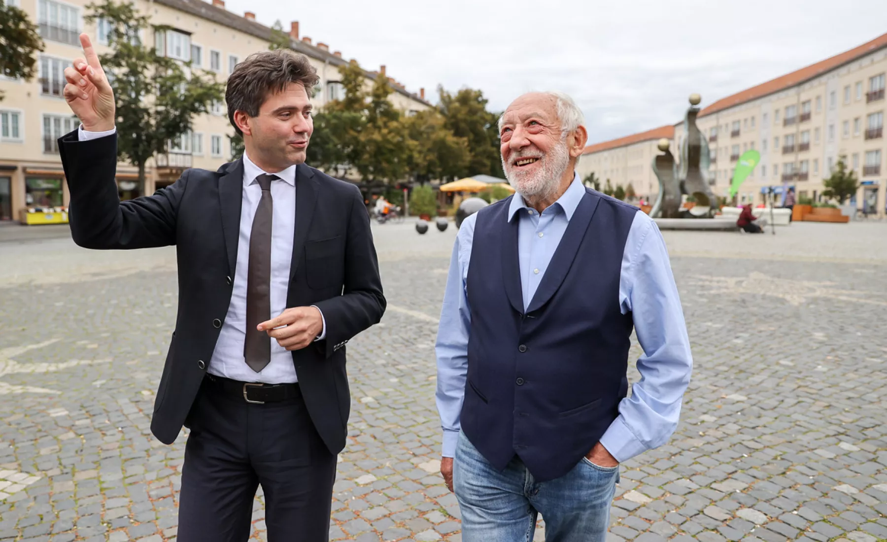 Dieter Hallervorden geht mit OB Robert Reck über den Marktplatz von Dessau
