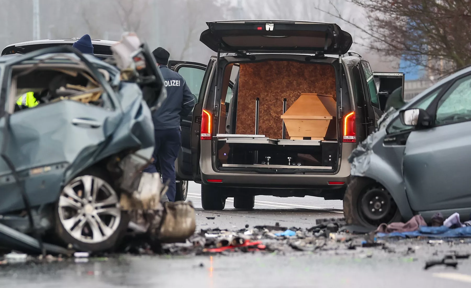 Eilenburg: Ein Sarg mit einem Unfalltoten steht im Bestattungswagen nach einem schweren Verkehrsunfall auf der B87.