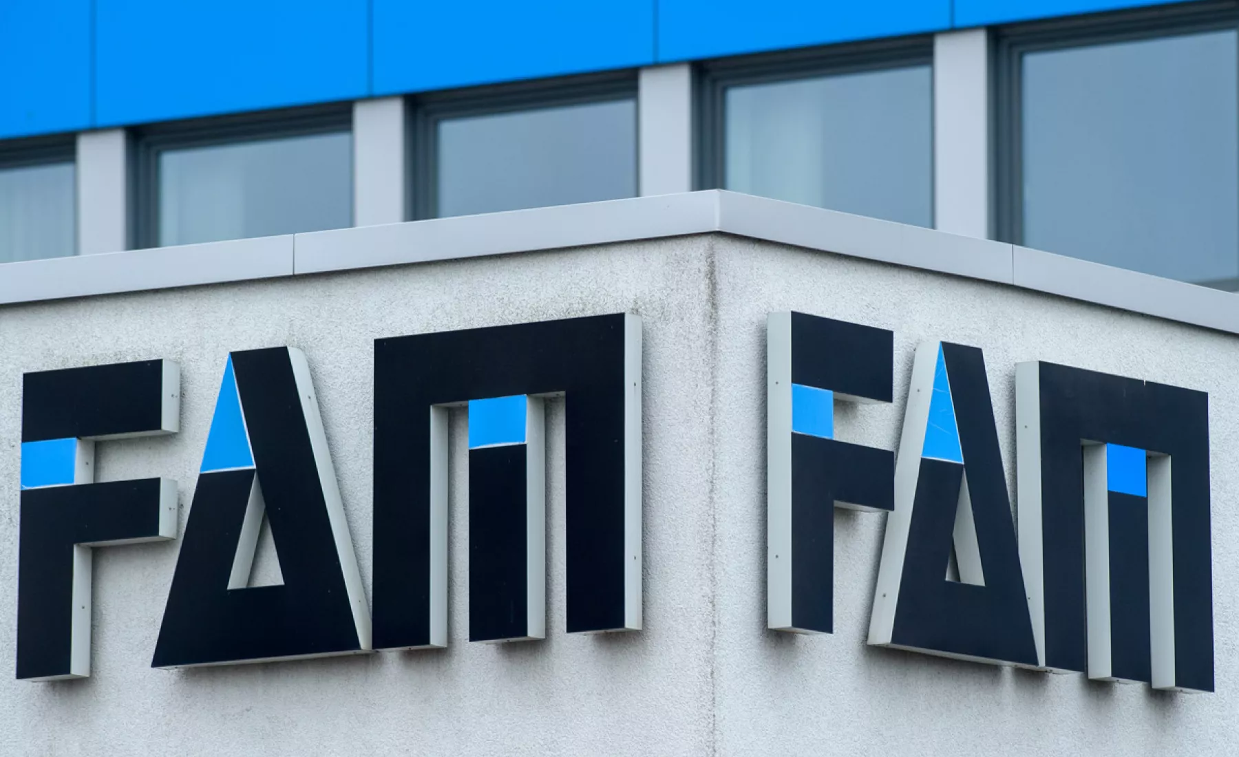 «FAM» steht an der Fassade eines Werkgebäudes des Anlagenbauers FAM
