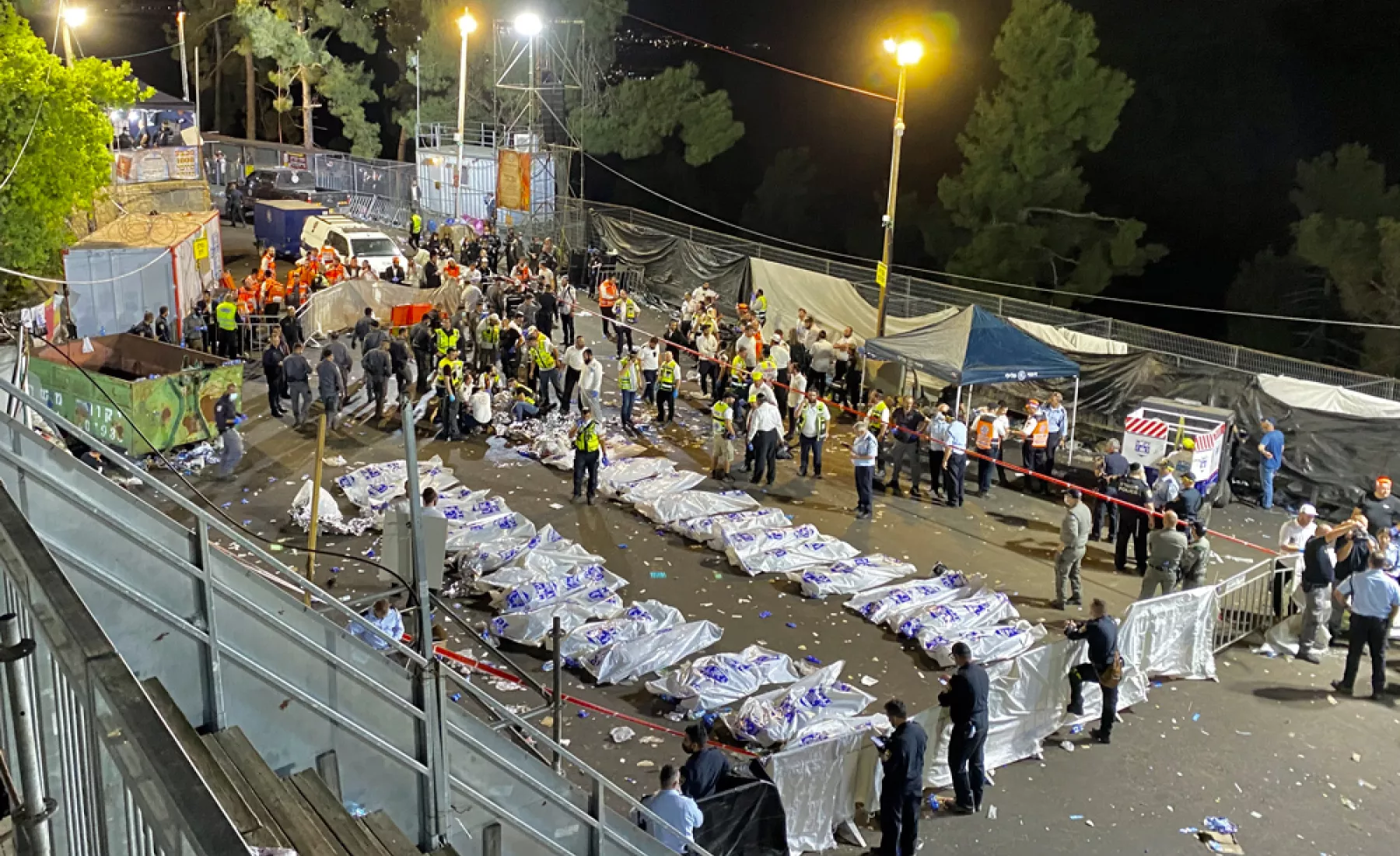 Israelische Sicherheitsbeamte und Rettungskräfte stehen neben den Leichen der Opfer