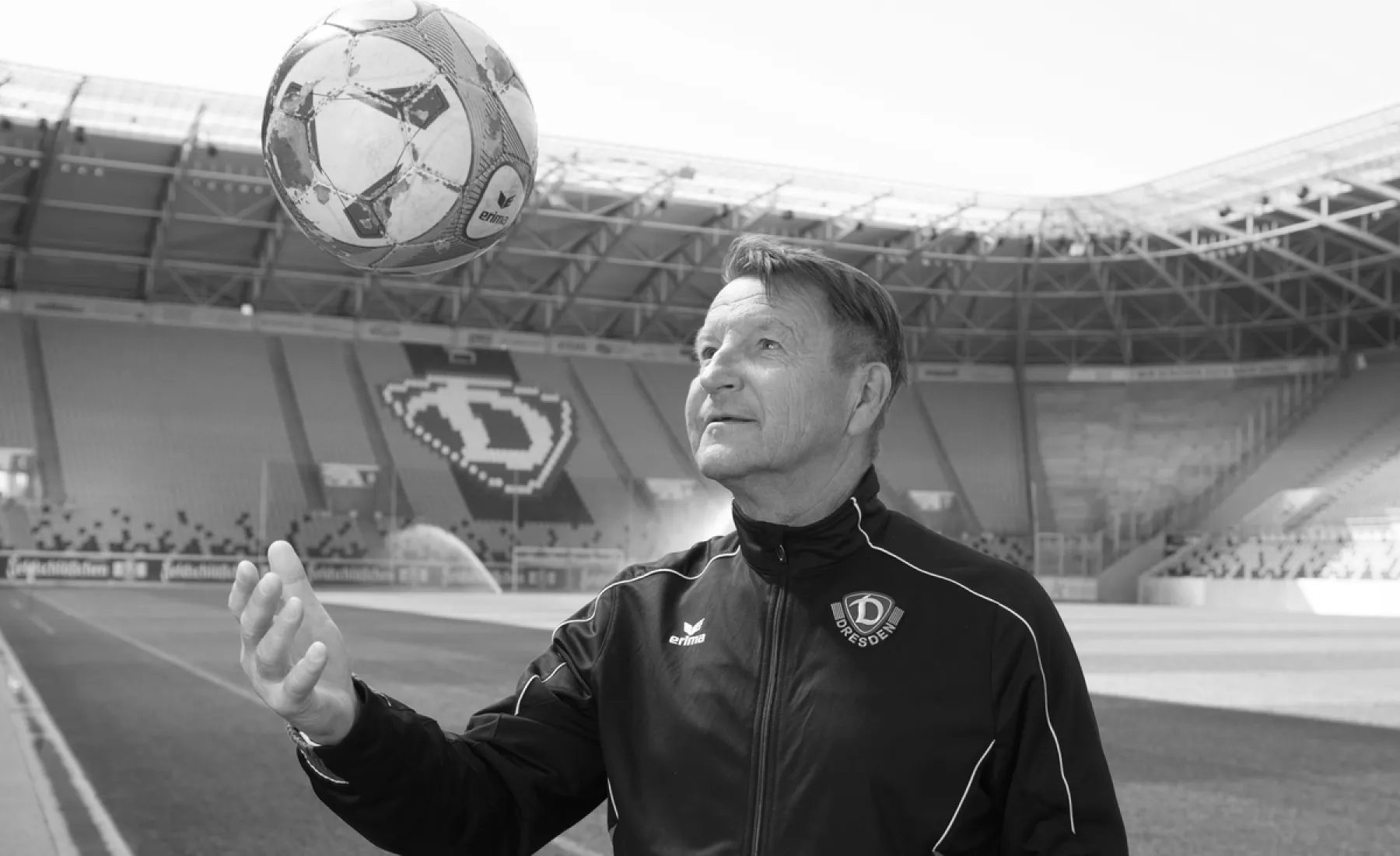 Der ehemalige Fußballspieler Hans-Jürgen Dörner steht im DDV-Stadion und wirft einen Ball hoch